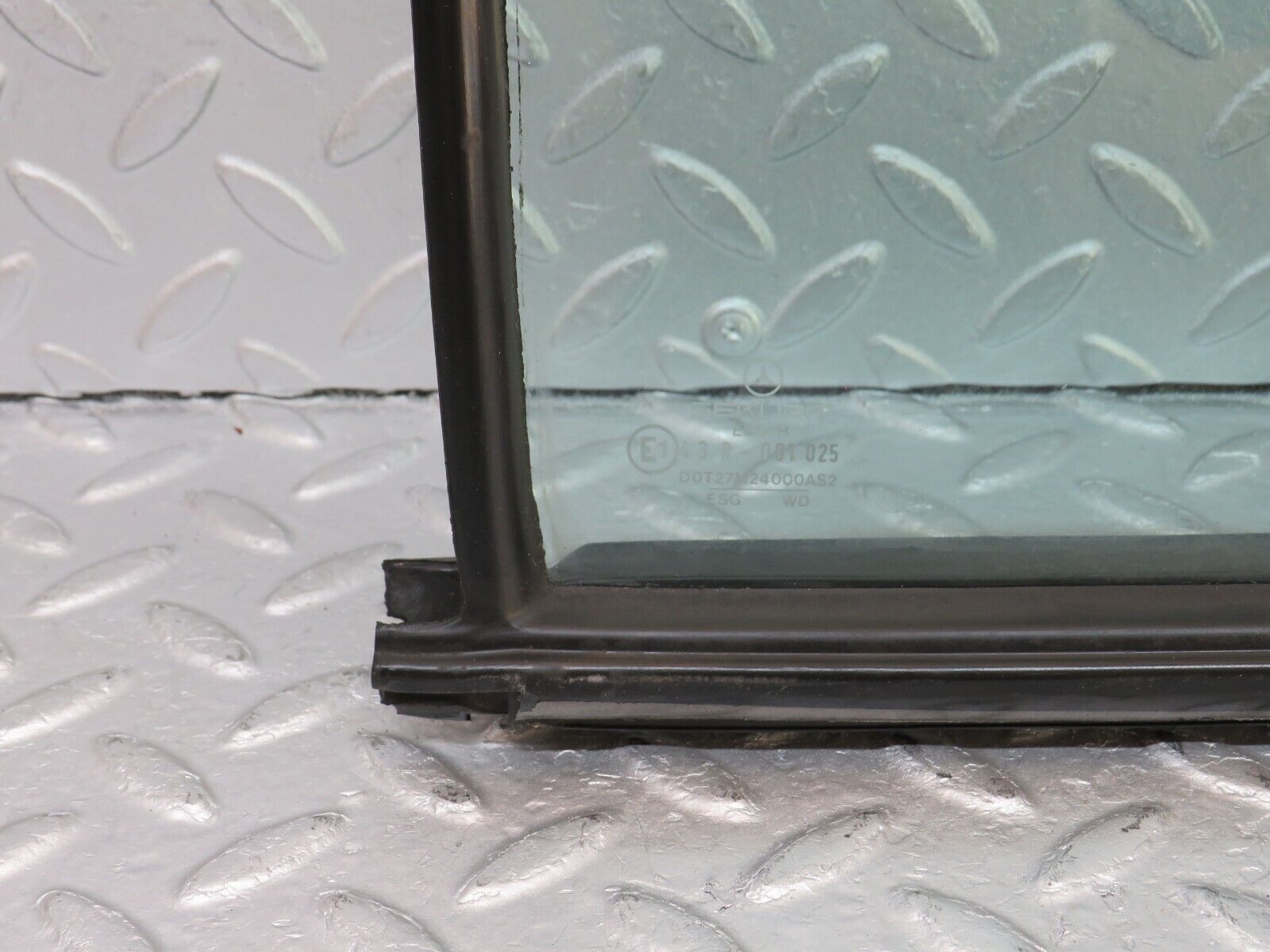 36063 Mercedes-Benz W126 420SE Rear Left Quarter Window 1267350124