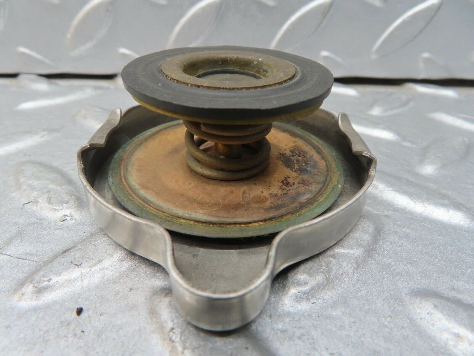 13621 Mercedes-Benz W123 200 Radiator Cap 1235010015