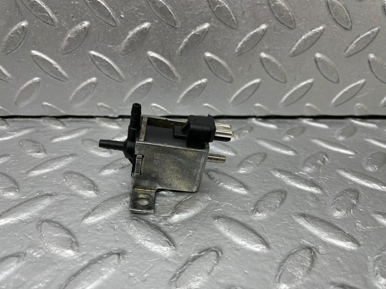 37965 Mercedes-Benz A124 320E Cabriolet Vacuum Control Valve 0015408697