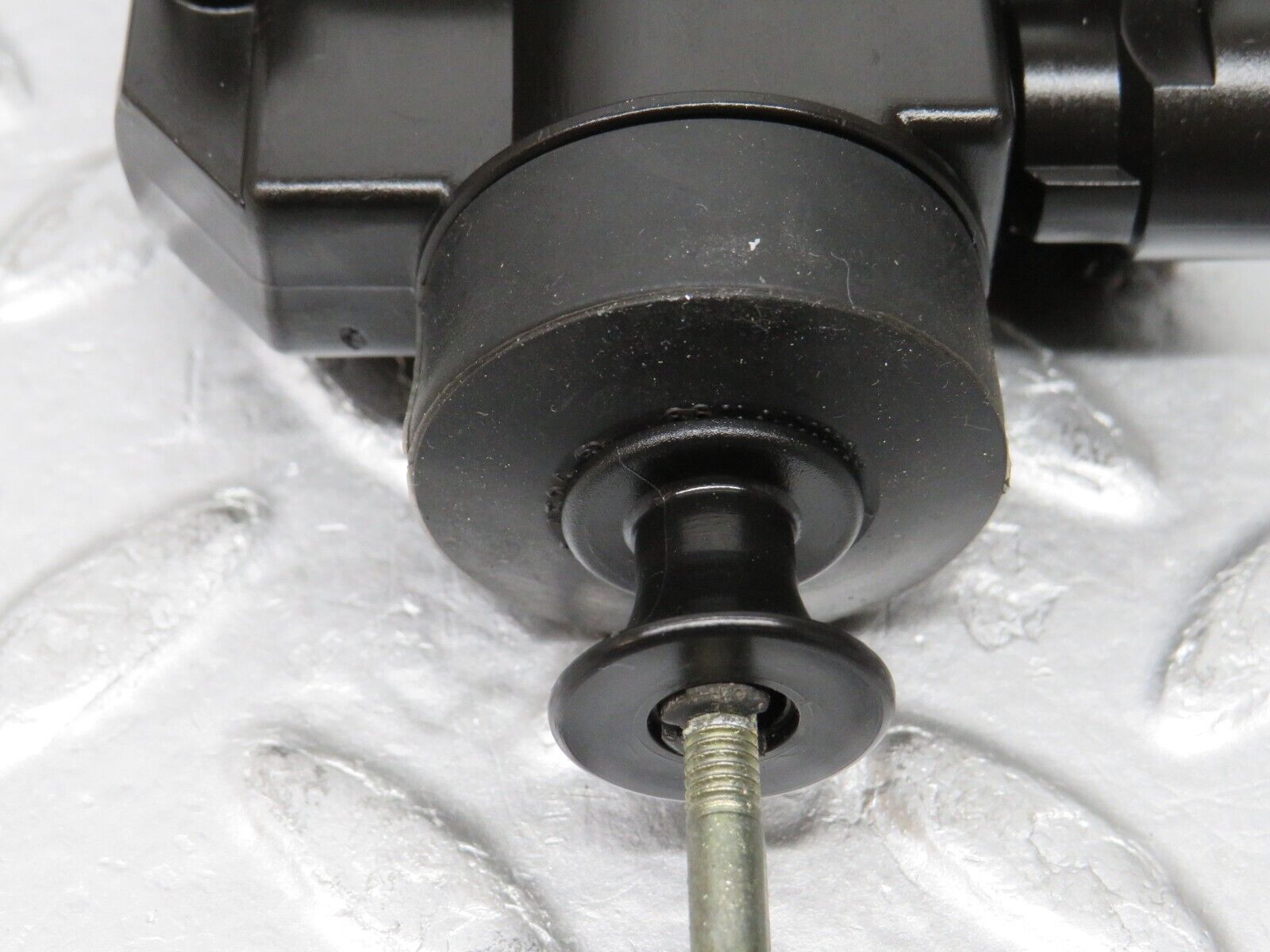 37772 Mercedes-Benz A124 320E Cabriolet Left Door Lock Vacuum Actuator