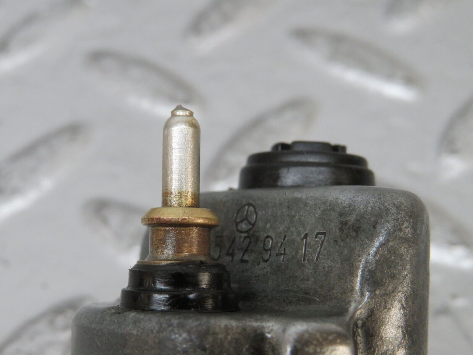 25780 Mercedes-Benz W124 280E Oil Pressure Sensor 0065429417