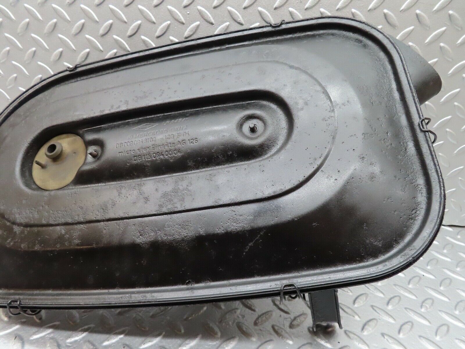 18191 Mercedes-Benz W123 200 Air Filter Housing 1150940002