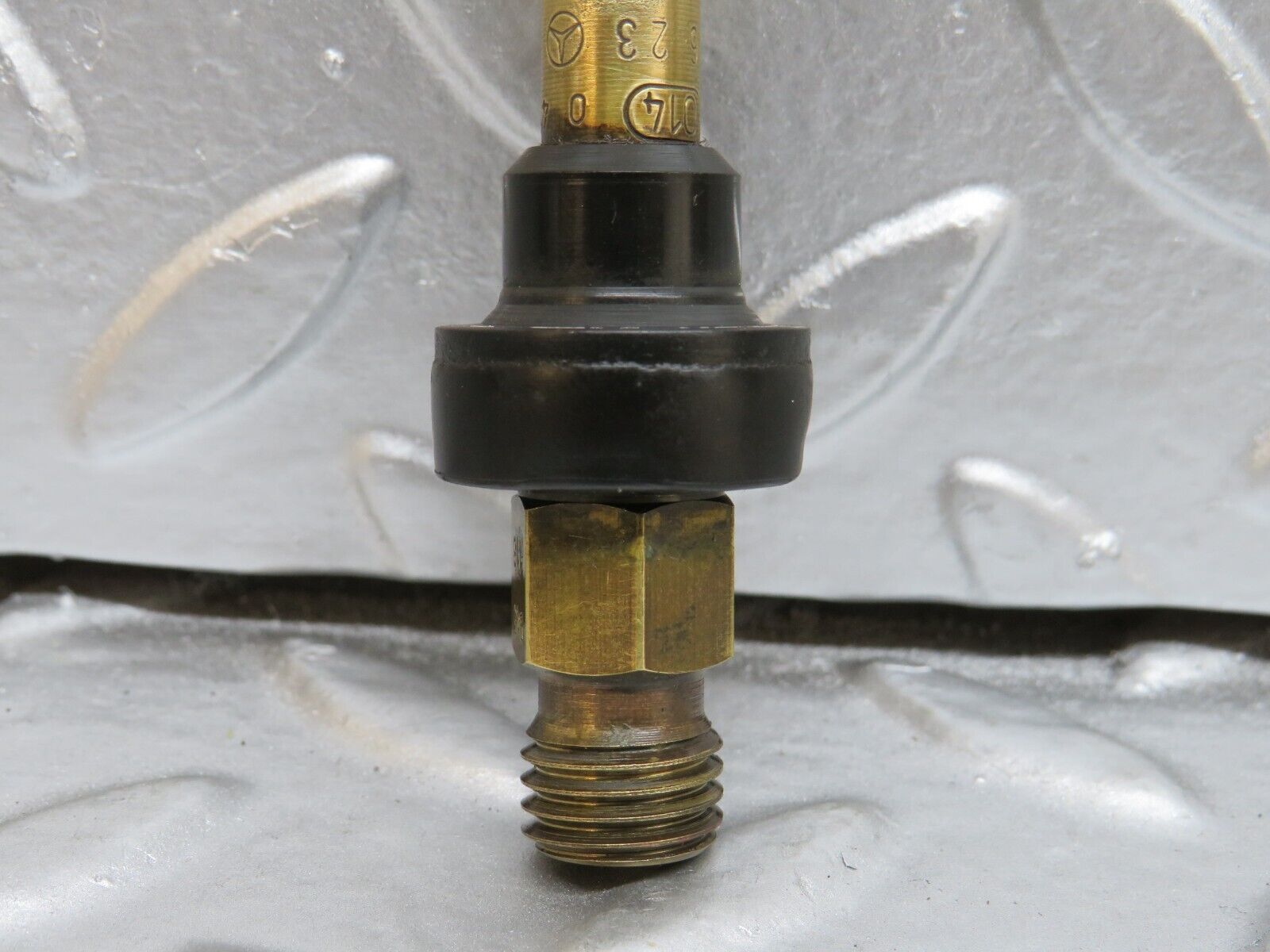 29577 Mercedes-Benz W124 230E Fuel Injector 0437502047 0000785623