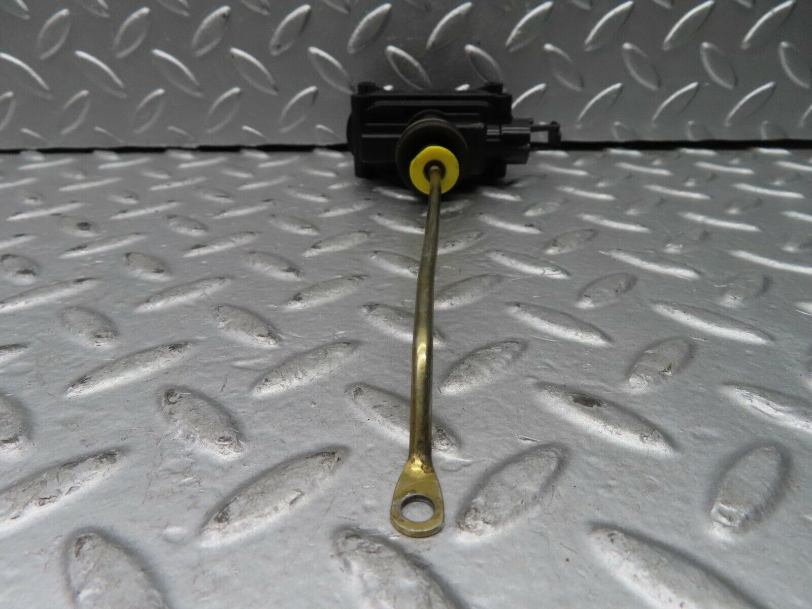 21568 Mercedes-Benz W126 300SE Trunk Lock Vacuum Actuator