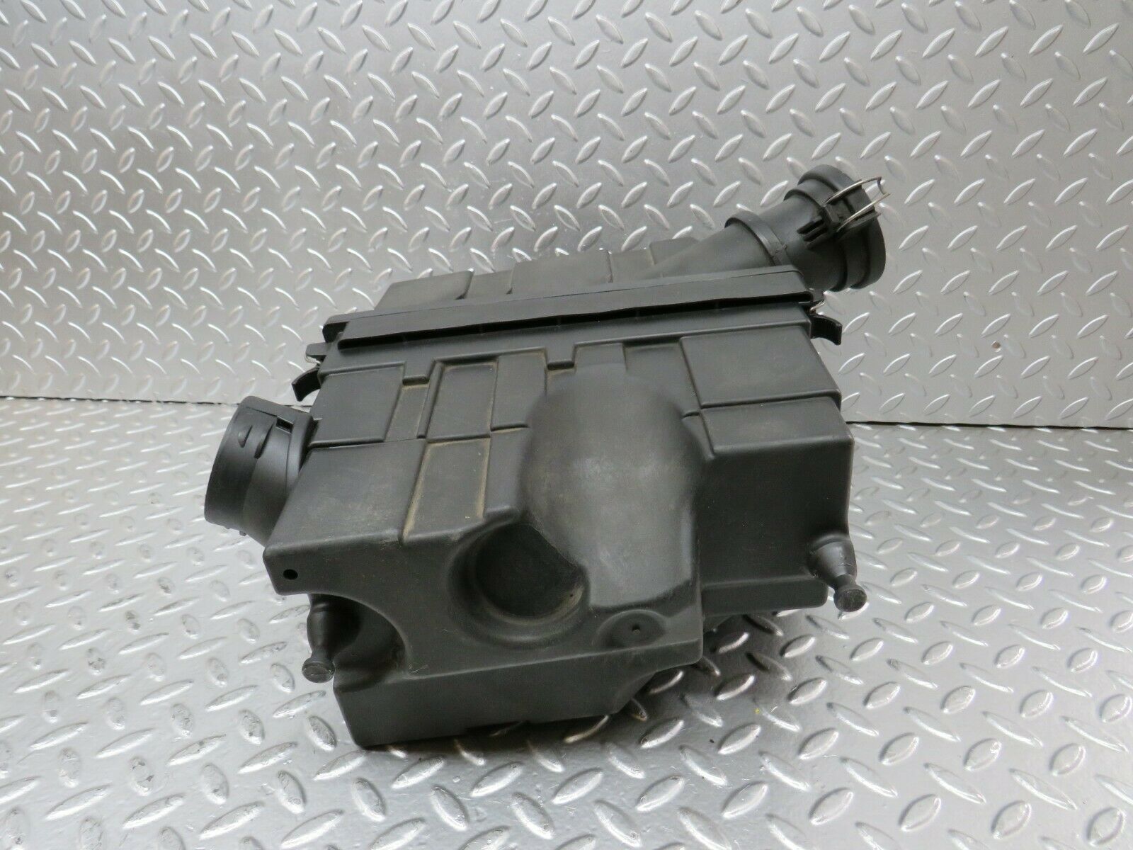 24356 Mercedes-Benz S124 220TE Wagon Air Filter Housing 1110940102