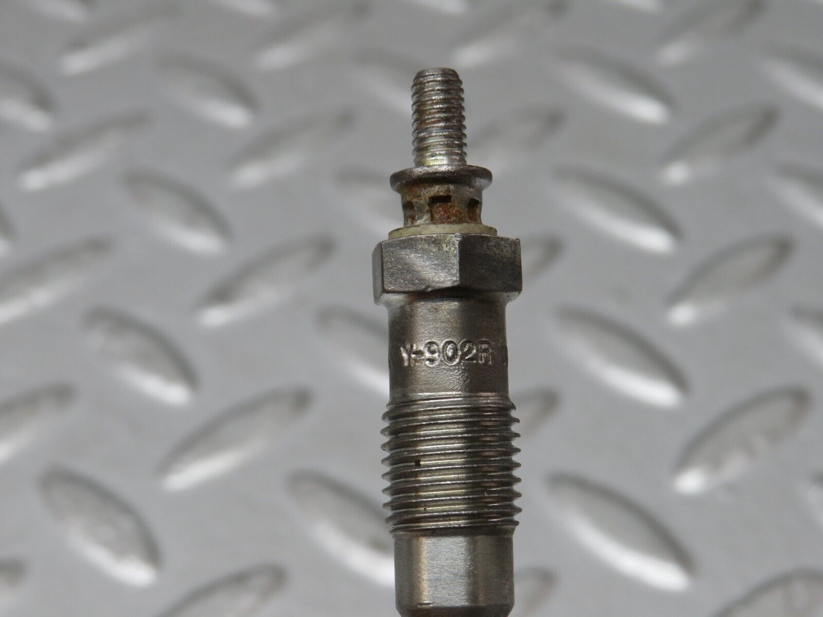32898 Mercedes-Benz W123 300D Glow Plug Bosch Y-902R 046