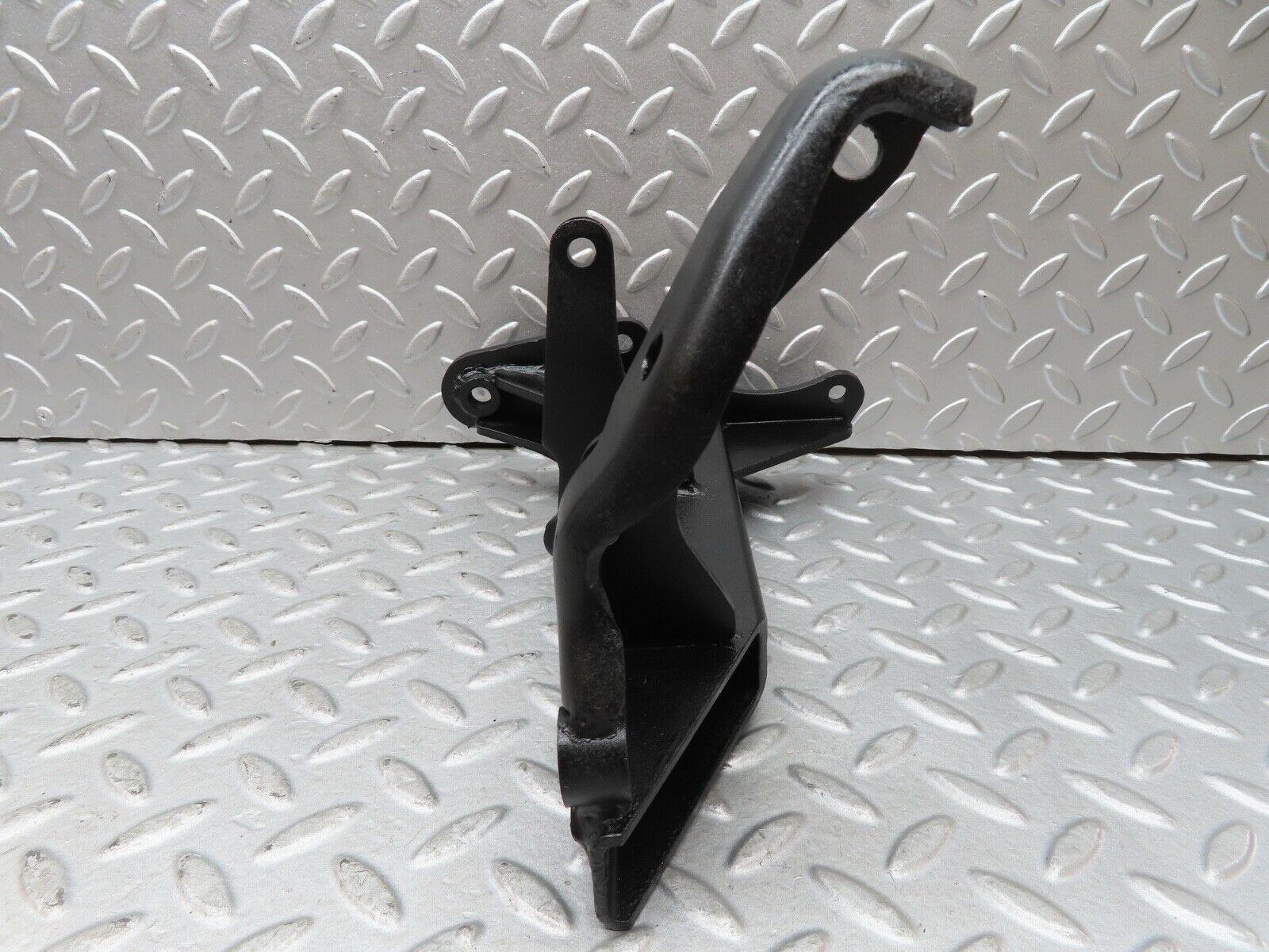 17803 Mercedes-Benz W116 450SEL Air Condition Compressor Mount Bracket