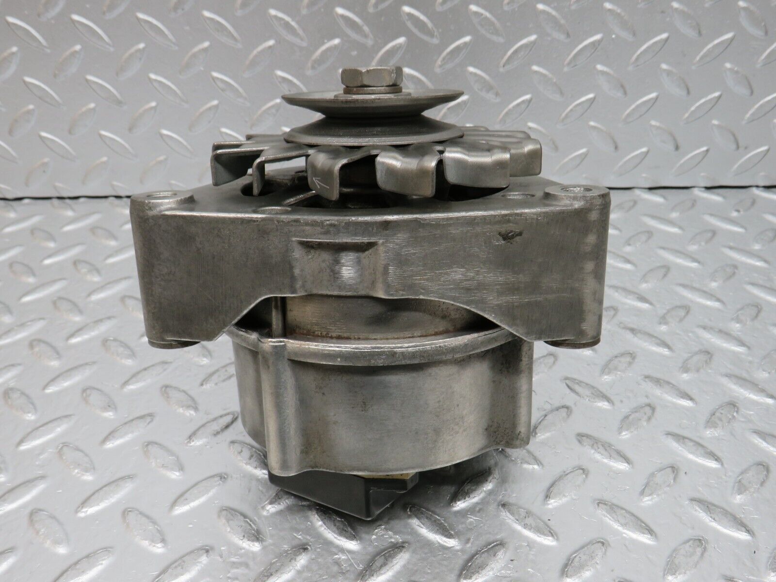 0050 Mercedes-Benz W116 350SE Alternator Bosch 0120489526