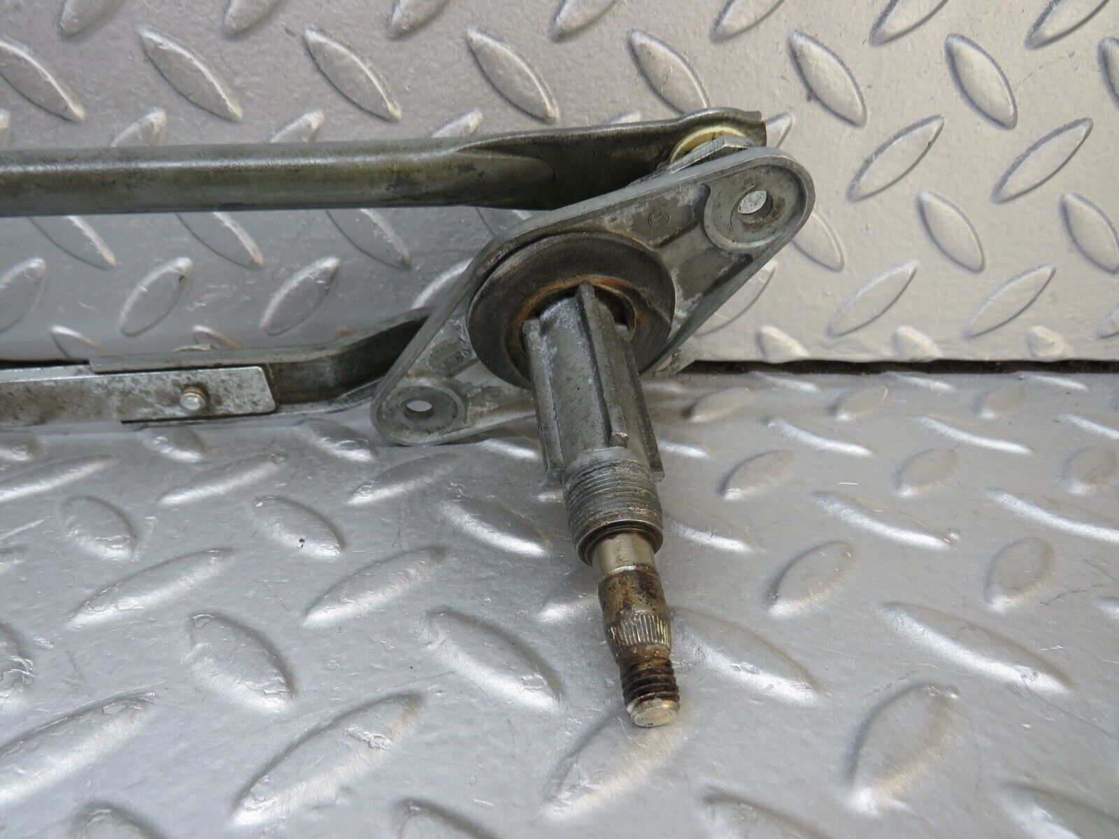 37544 Mercedes-Benz W109 300SEL Windscreen Wiper Linkage