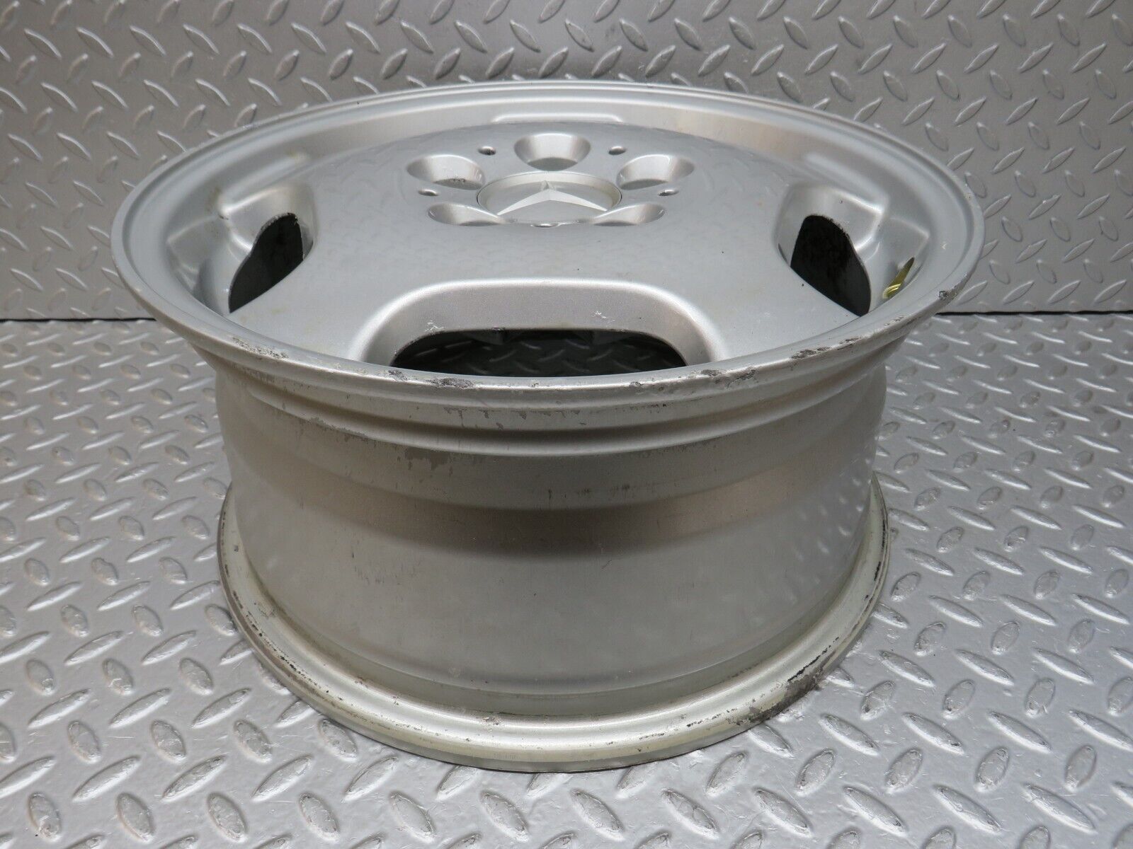 38189 Mercedes-Benz A124 Alloy Wheel 7Jx15H2 ET37 KBA44301