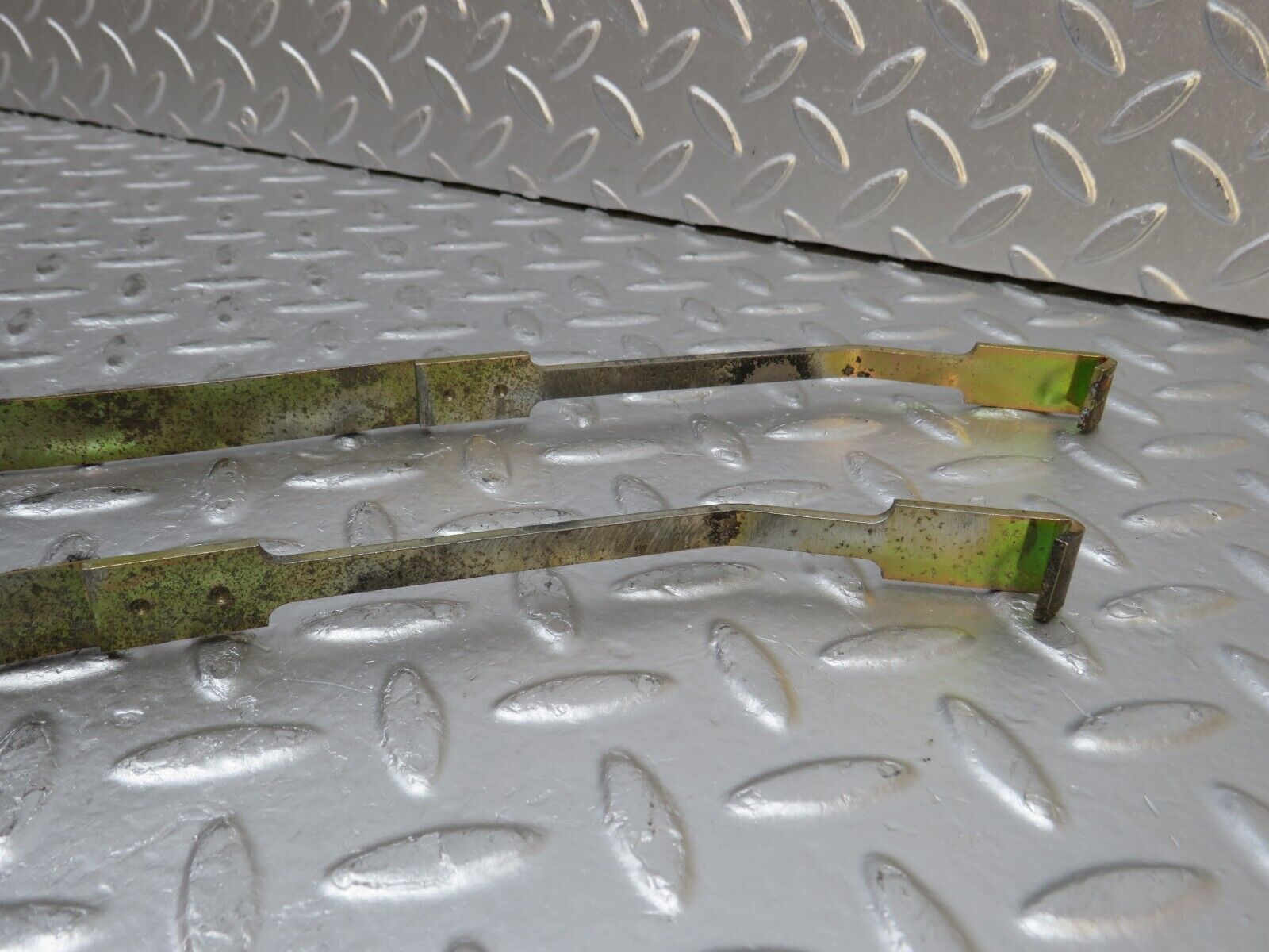 0449 Mercedes-Benz W123 230E Heater Box Holder Strap