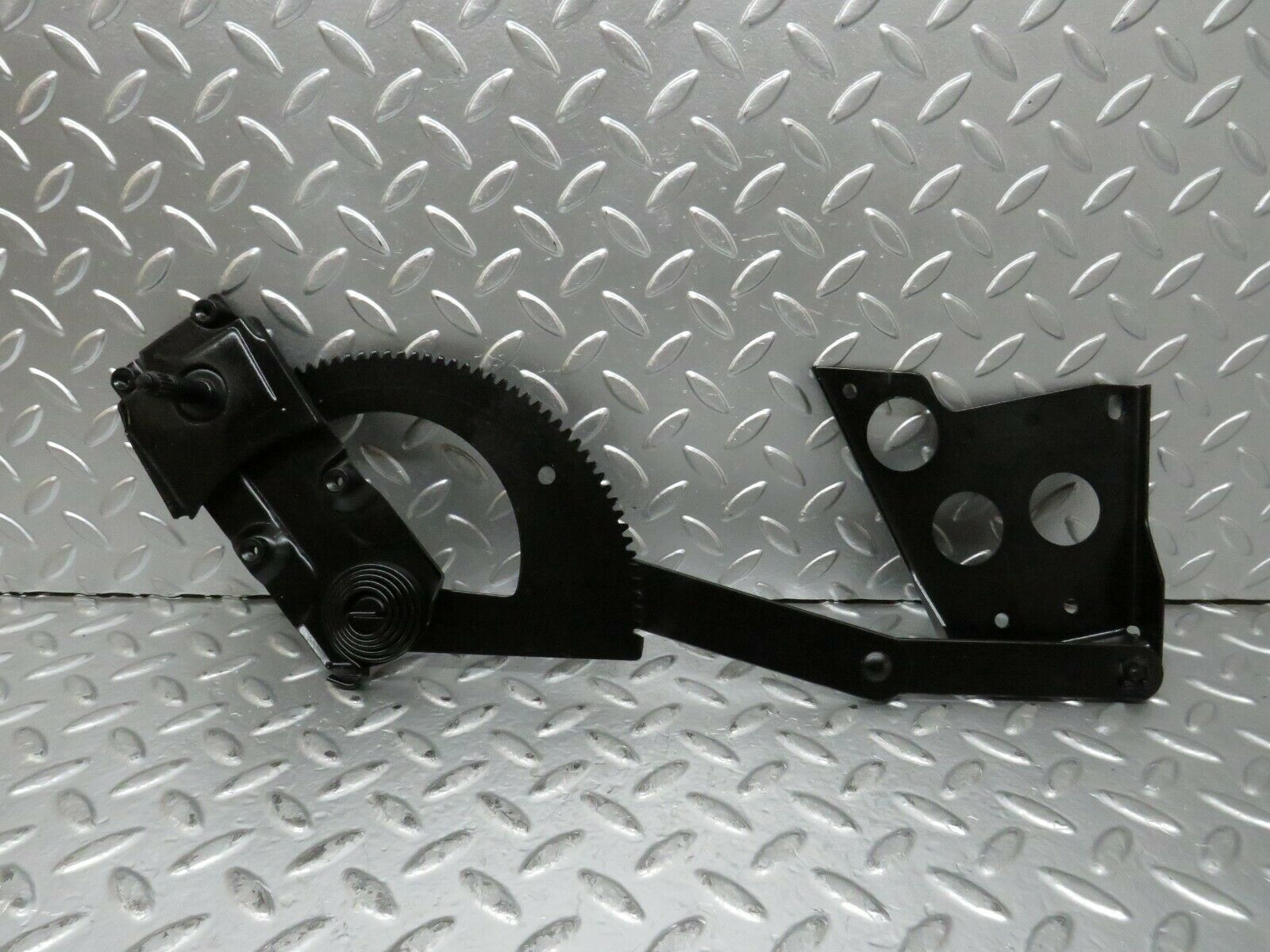 23821 Mercedes-Benz C107 450SLC Rear Right Manual Window Regulator 1076730203