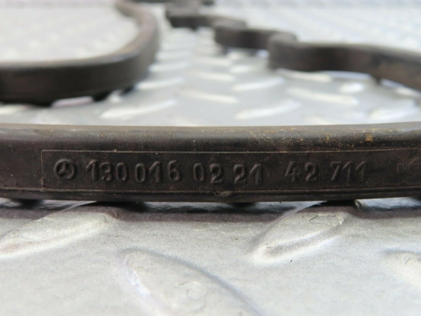 9042 Mercedes-Benz W108 Valve Cover Gasket Seal 1300160221