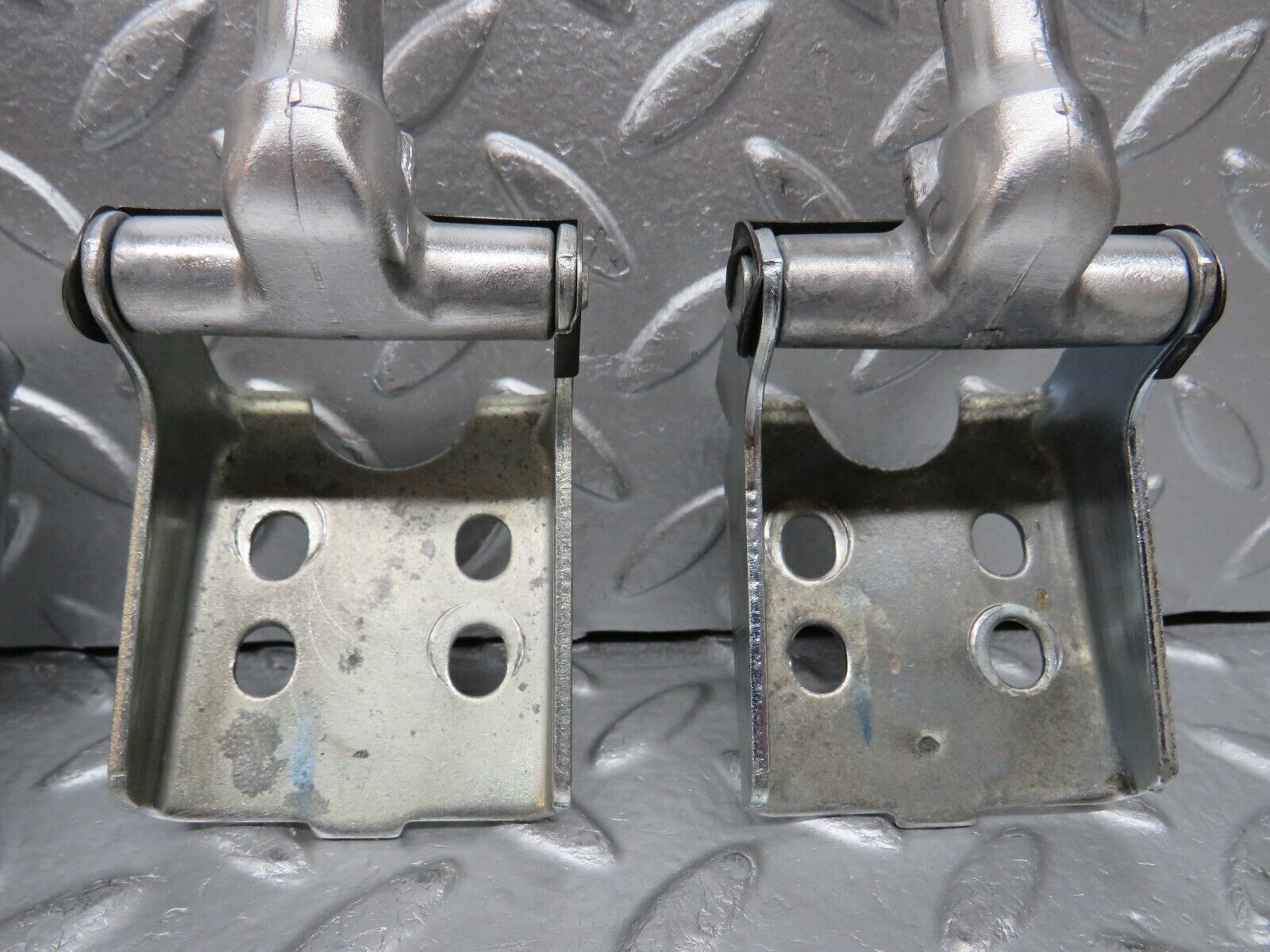 31363 Mercedes-Benz S124 220TE Wagon Rear Seat Hinge Set