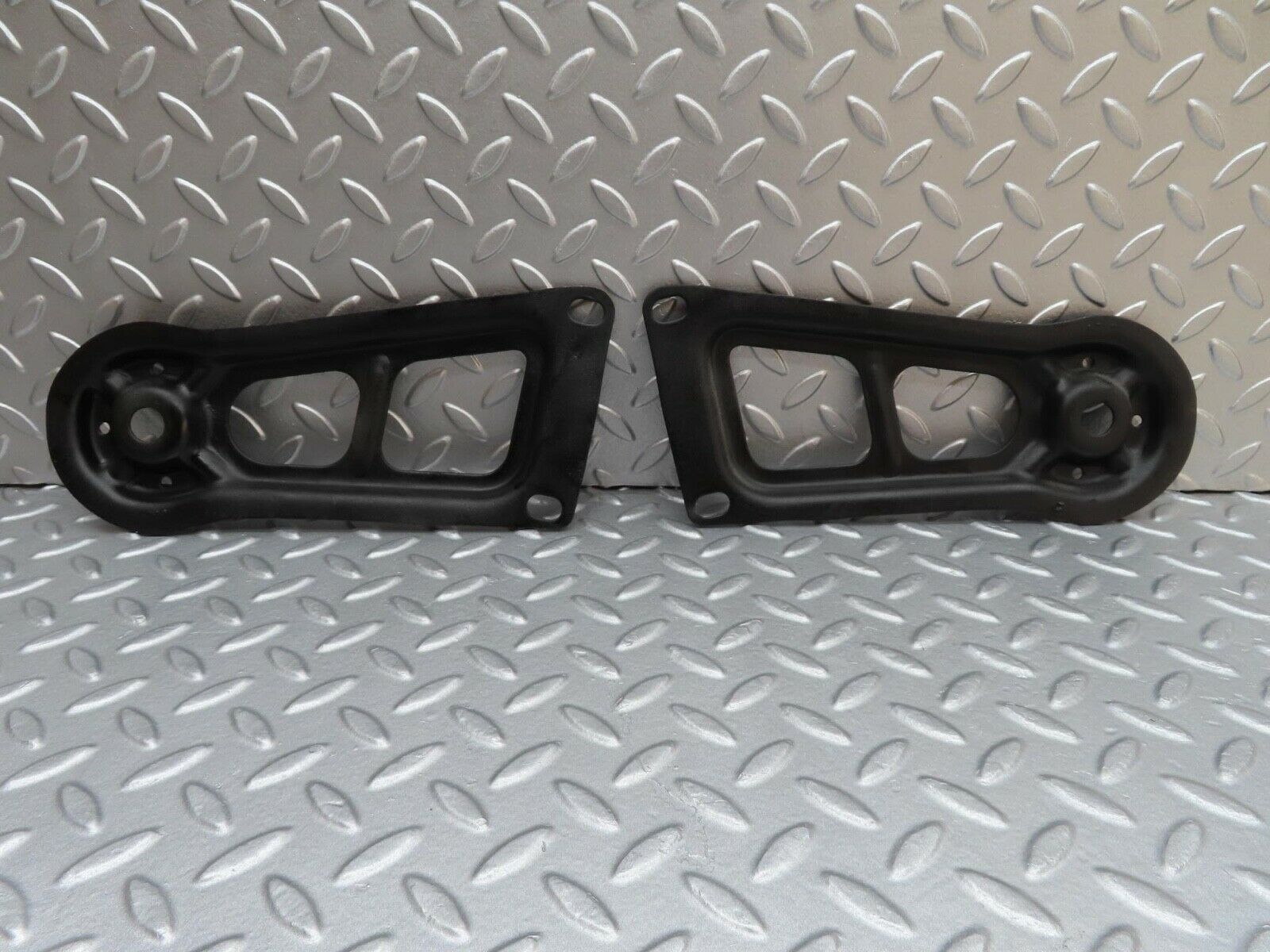 13921 Mercedes-Benz C107 280SLC Rear Suspension Axle Mounting Bracket