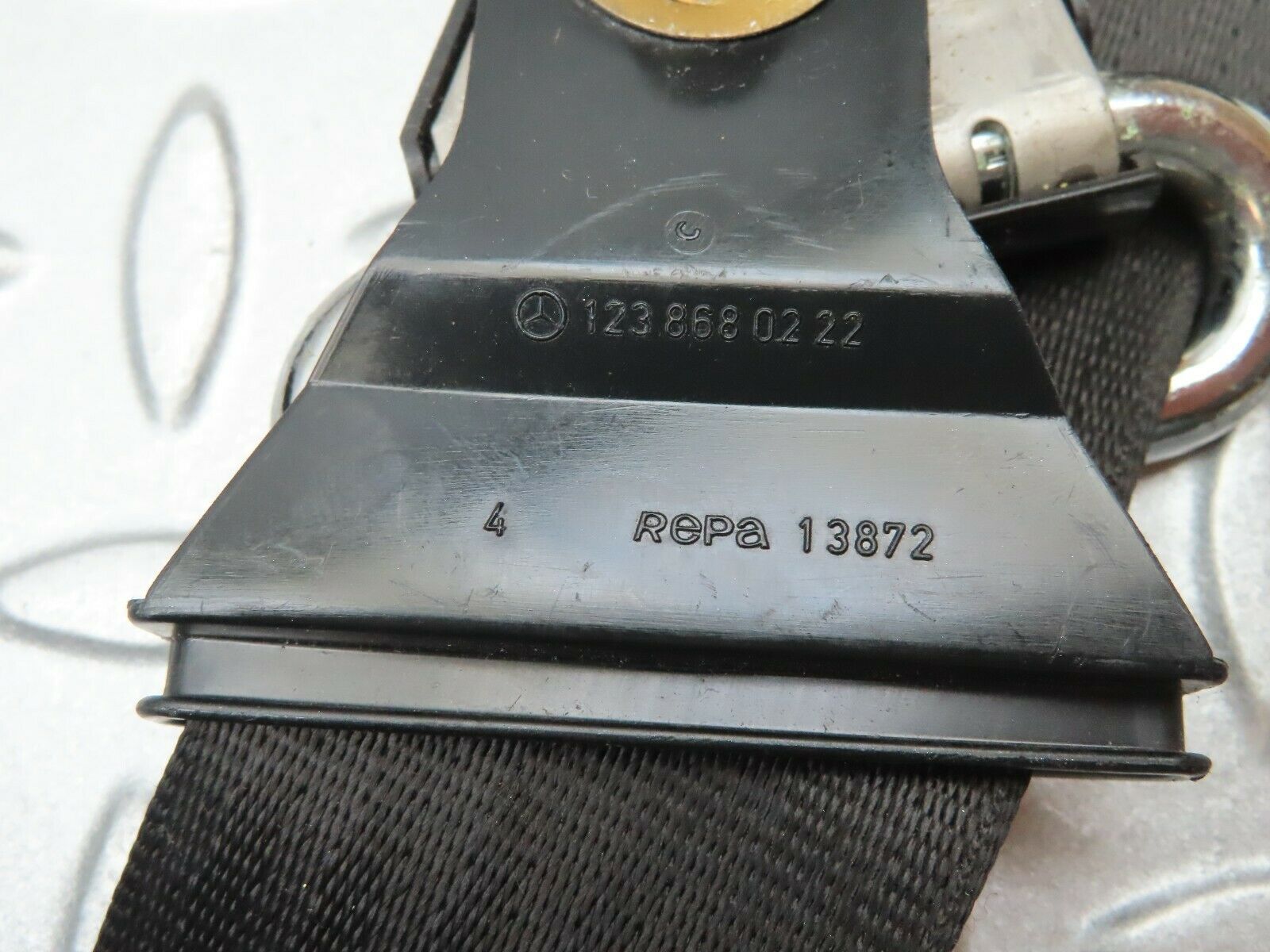 3904 Mercedes-Benz S123 200T Wagon Front Right Seat Belt 1238604286