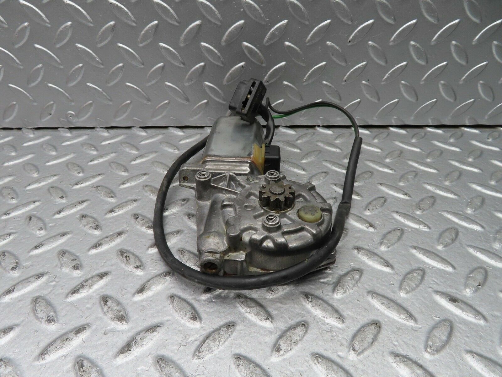 21441 Mercedes-Benz W126 300SE Rear Left Window Regulator Motor 0130821037