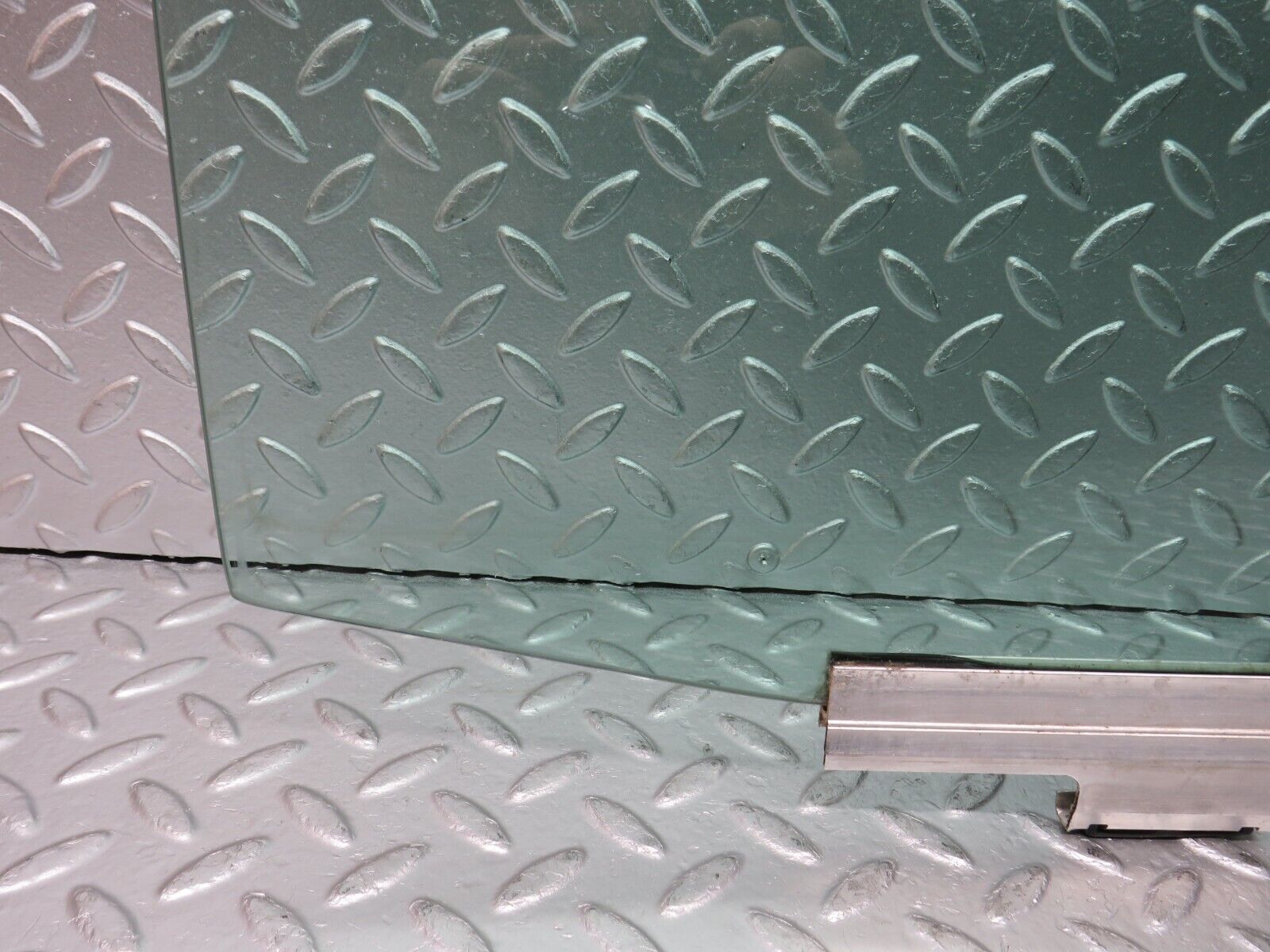 31477 Mercedes-Benz S124 220TE Wagon Rear Right Door Window Glass