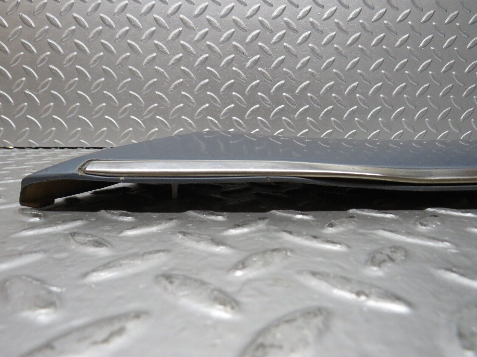 31205 Mercedes-Benz S124 220TE Front Left Fender Wing Moulding Trim 1246901340