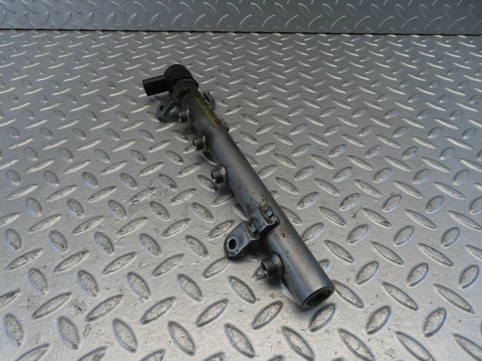 11208 Mercedes-Benz W221 S320 Fuel Rail Left Side With Pressure Sensor