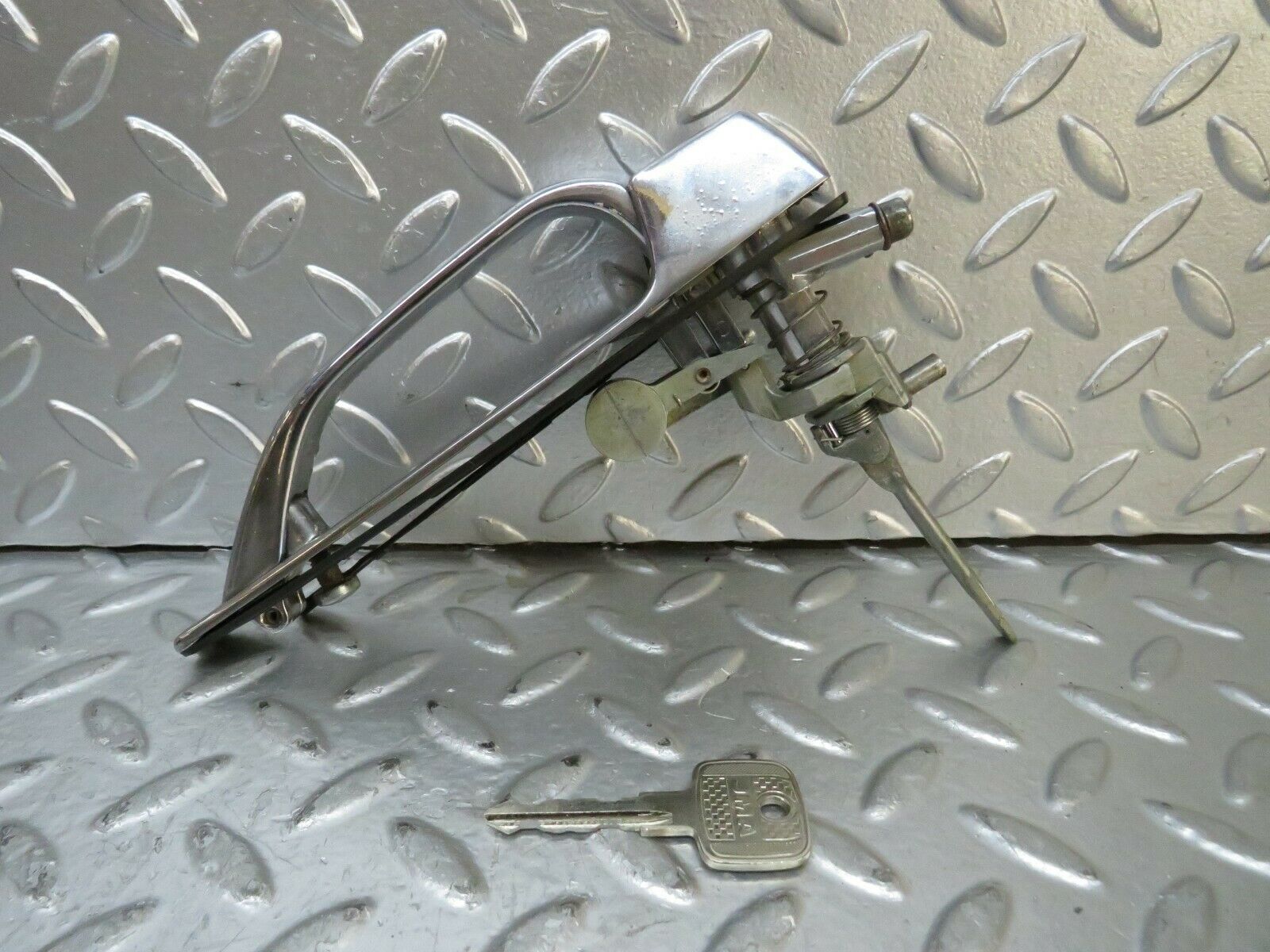 23720 Mercedes-Benz W116 350E Front Right Exterior Door Handle Key 1167600259