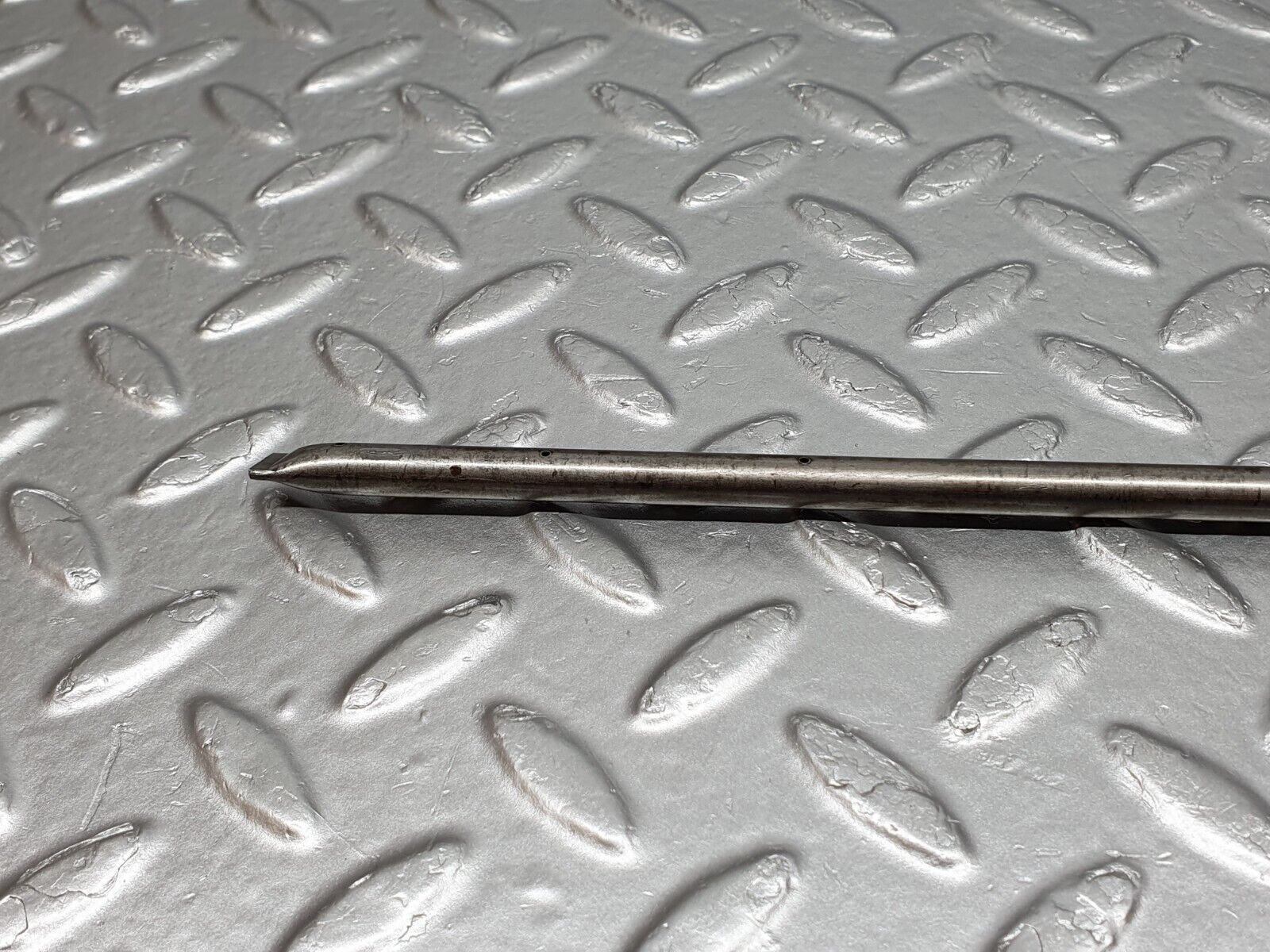 40875 Mercedes-Benz W123 240D Camshaft Oil Tube