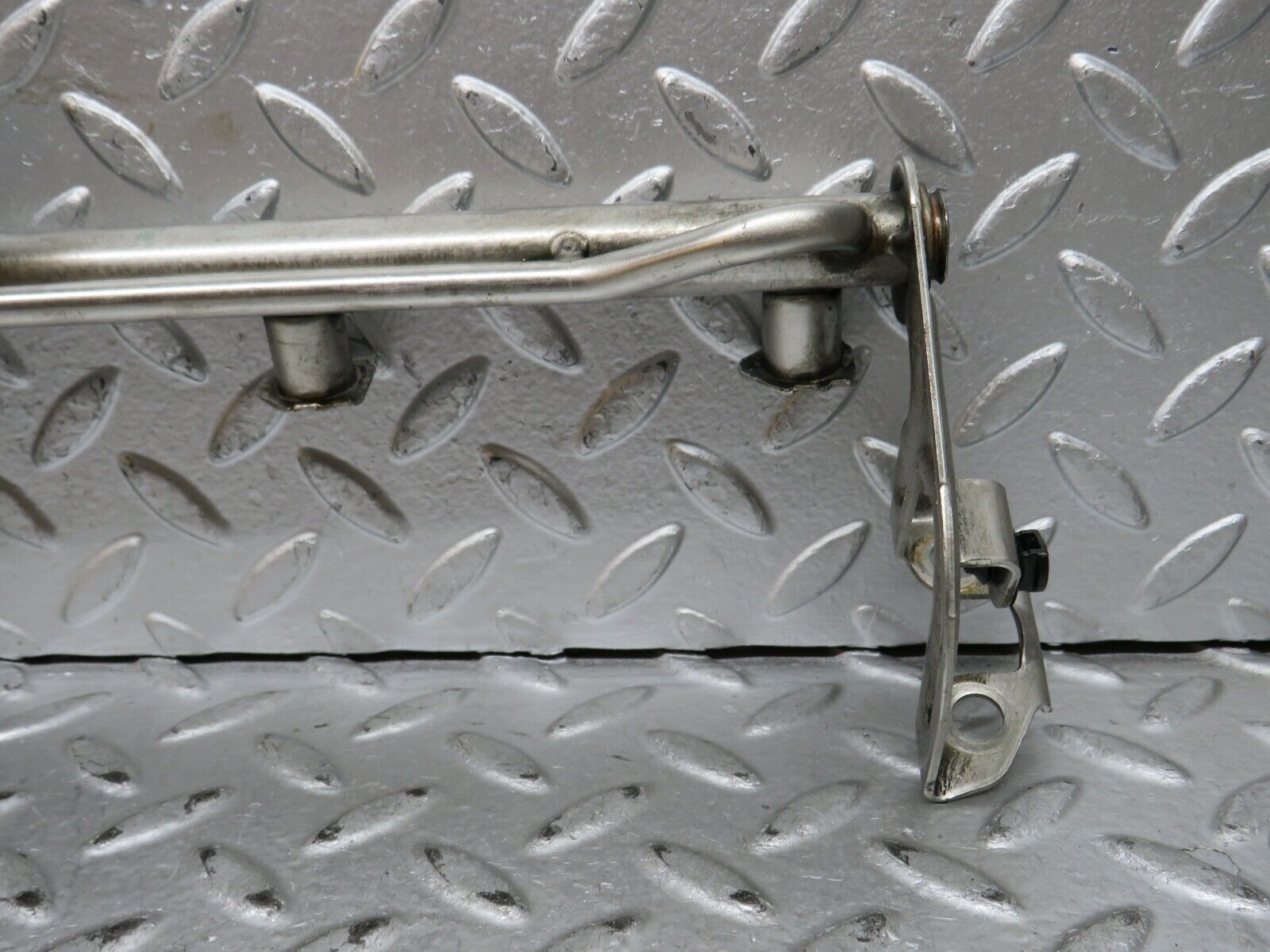 29010 Mercedes-Benz C124 320CE Fuel Injector Rail With Fuel Pressure Regulator