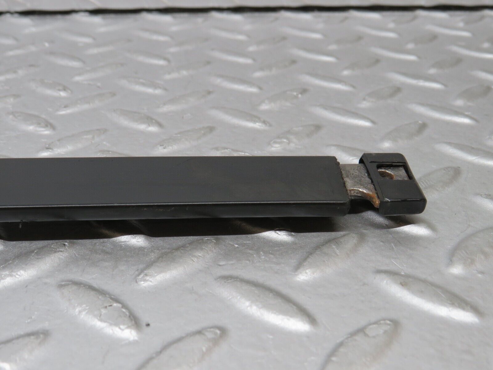 36304 Mercedes-Benz W126 420SE Seat Belt Runner