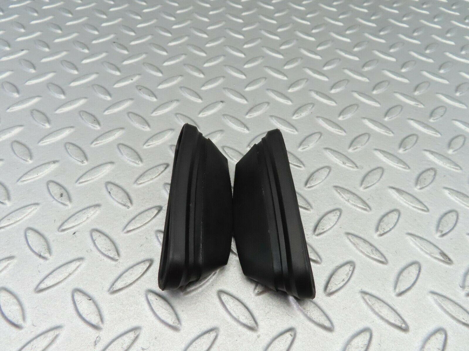 6215 Mercedes-Benz W126 380SE Dashboard Centre Air Vent Rubber Pair 1269970181