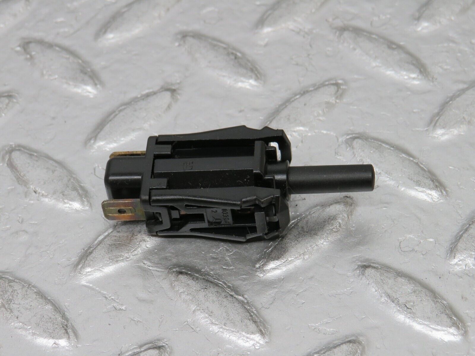 0587 Mercedes-Benz W123 230E Door Contact Switch 0015458714