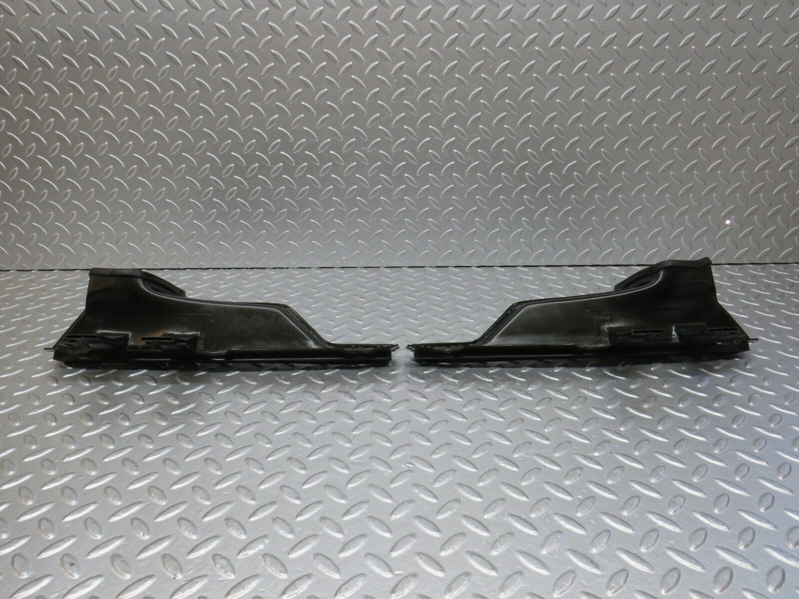 32434 Mercedes-Benz S124 300TE Wagon Air Duct Vent Pair