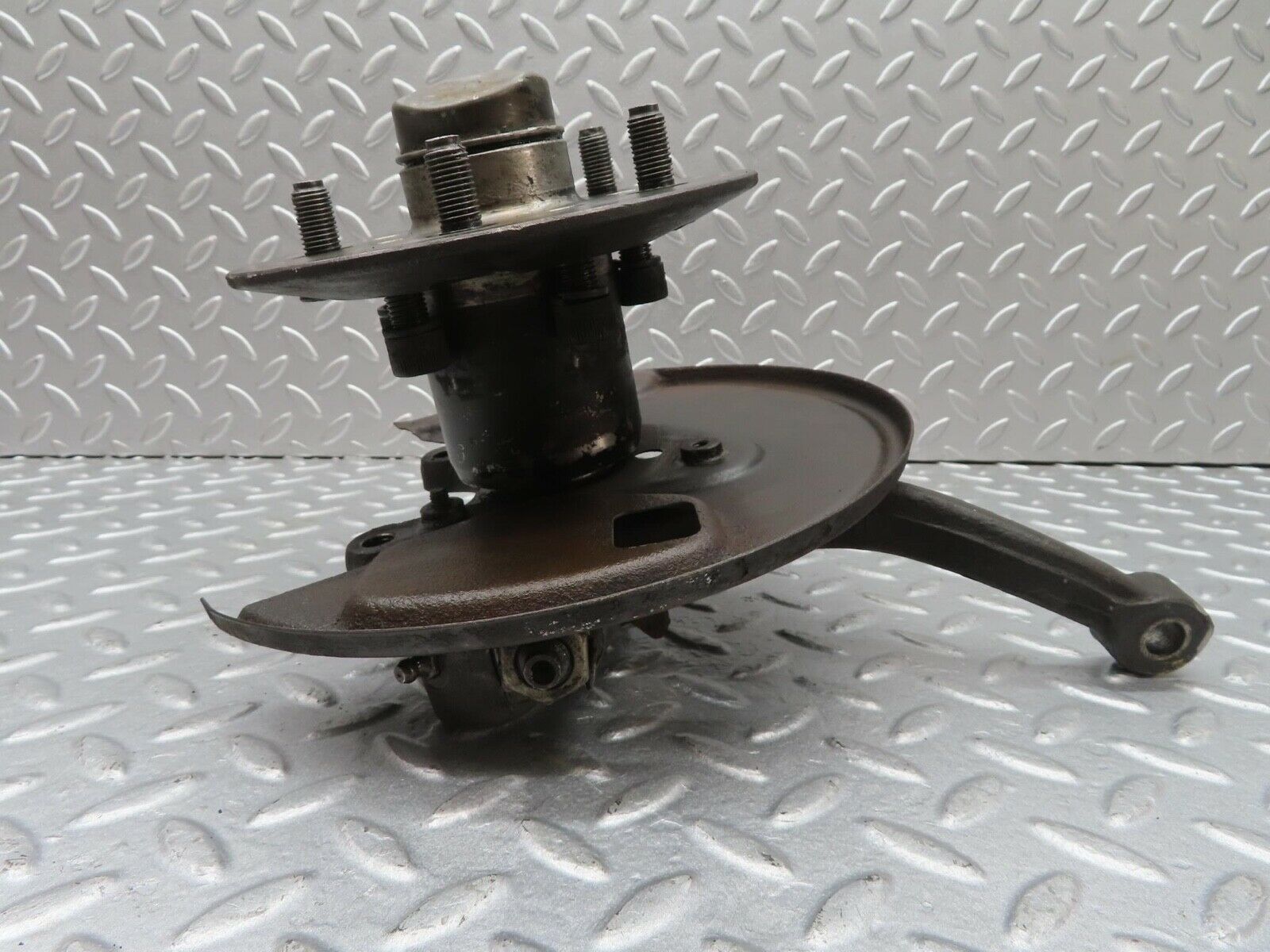 12990 Mercedes-Benz W111 220SE Front Left Wheel Hub