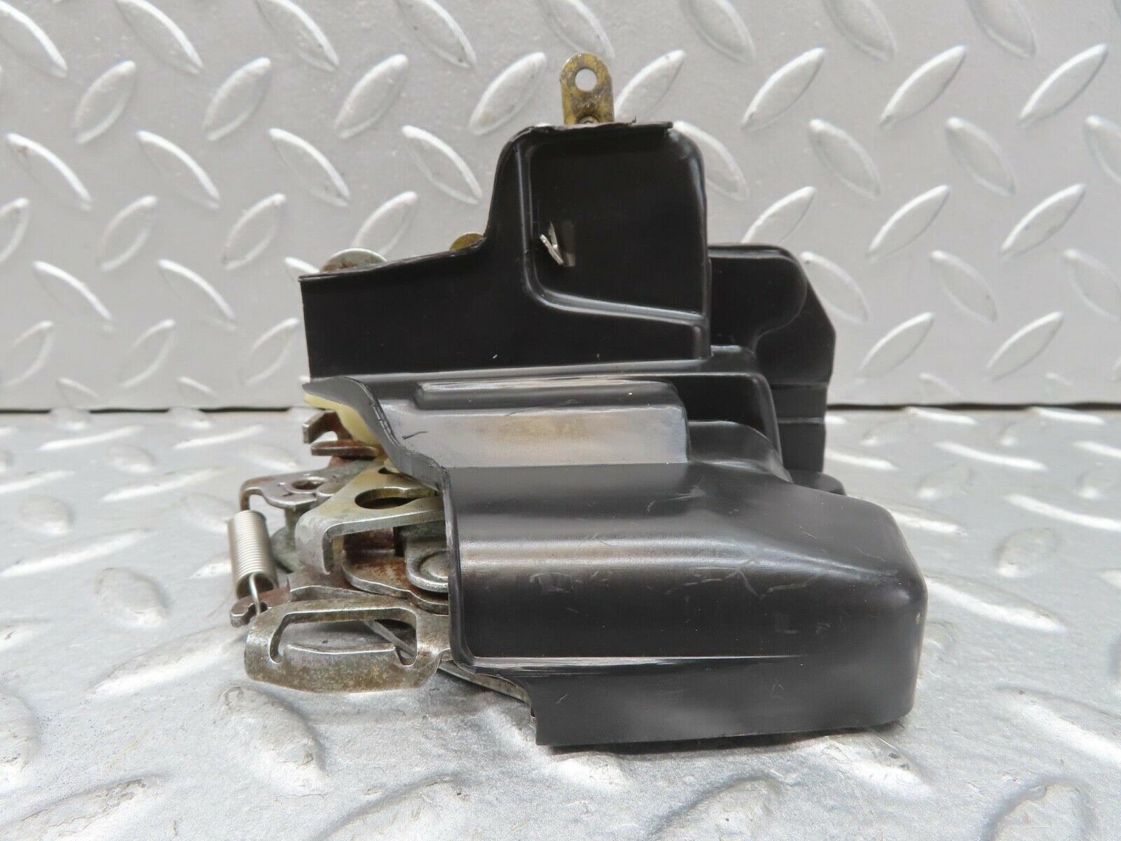 13637 Mercedes-Benz W123 200 Front Left Door Lock Mechanism 1237230108