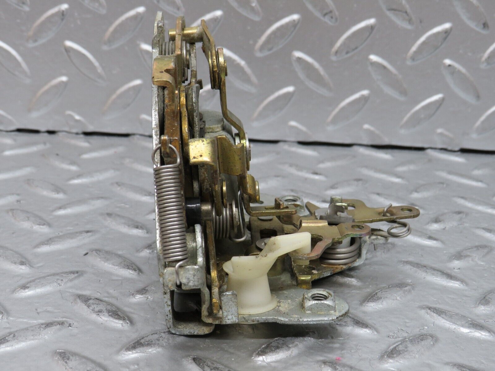 27951 Mercedes-Benz W123 280E Front Right Door Lock Mechanism