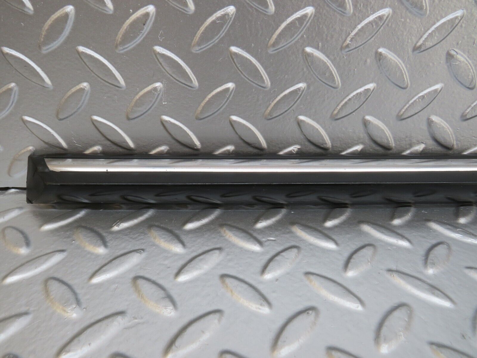 26080 Mercedes-Benz W116 450SE Front Left Door Centre Moulding Trim