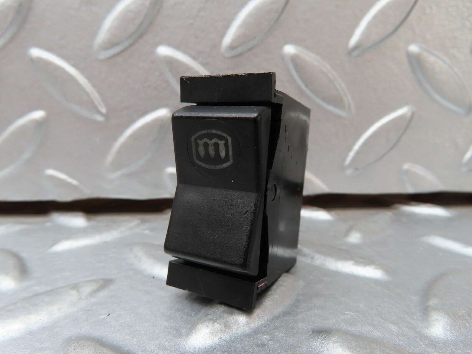 19275 Mercedes-Benz W123 300D Rear Heated Windscreen Switch 03812515