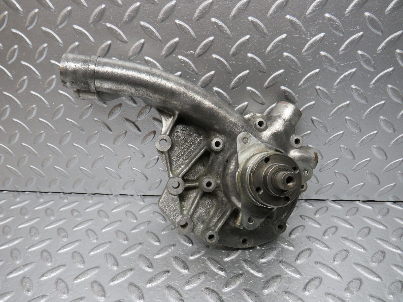 30509 Mercedes-Benz W124 230E Water Pump 1022012001