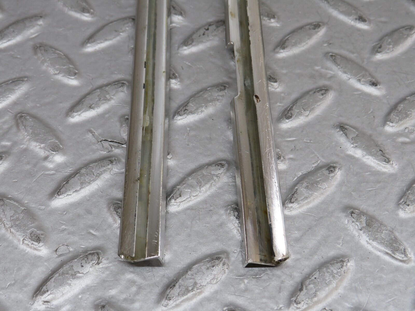 35868 Mercedes-Benz W108 Front Right Door Chrome Trim Pair