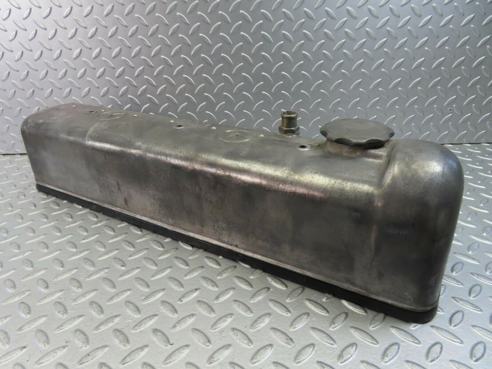 10197 Mercedes-Benz W111 220SE Cylinder Head Valve Cover 1800161305