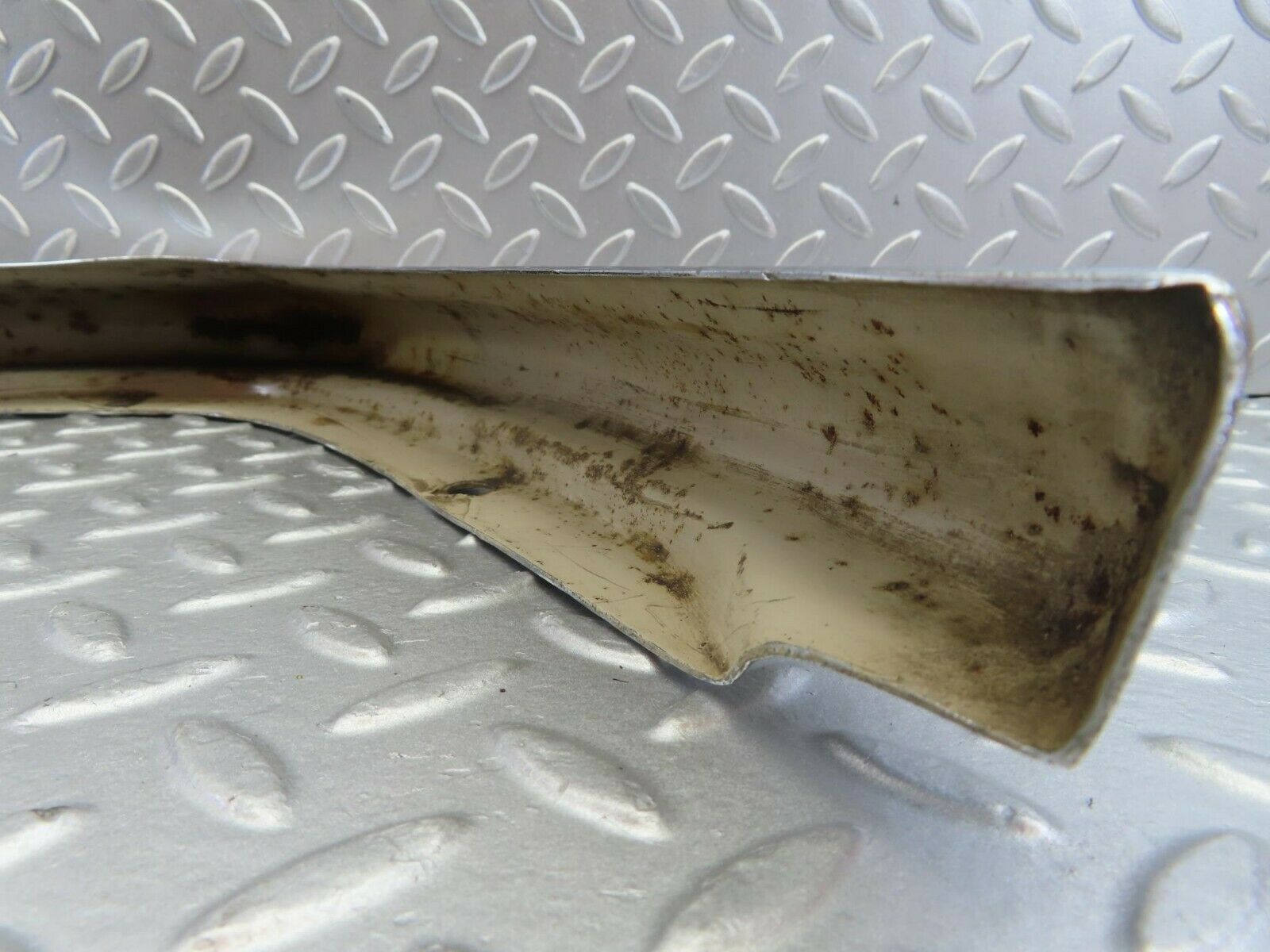 10619 Mercedes-Benz W108 Front Right Upper Bumper Corner