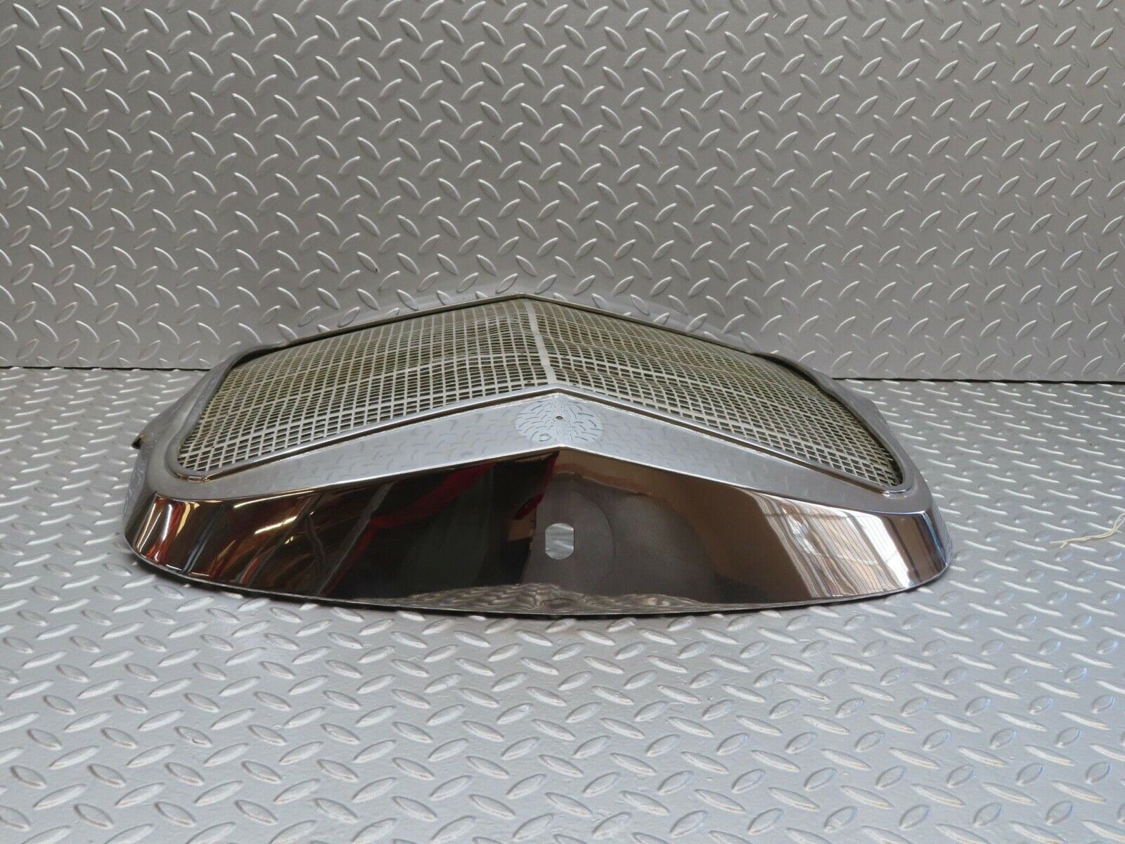 12937 Mercedes-Benz W111 220SE Bonnet Grill Chrome