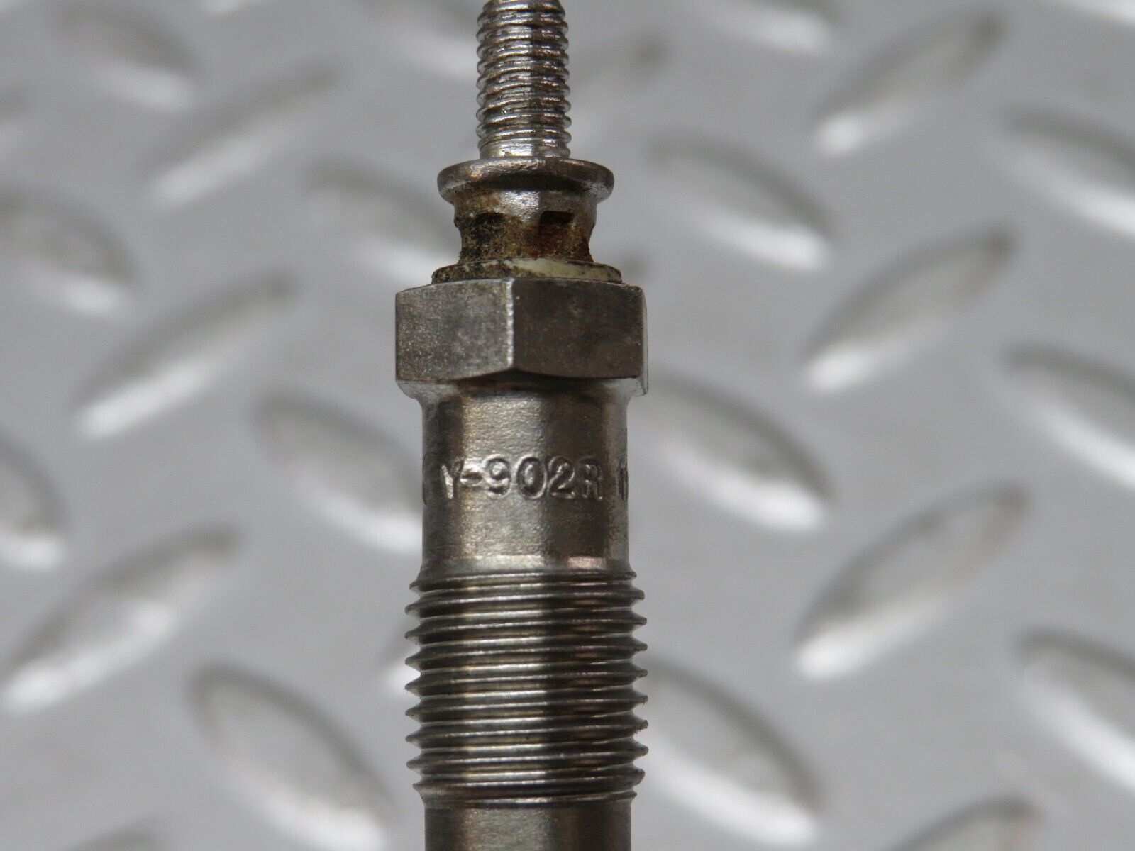 32894 Mercedes-Benz W123 300D Glow Plug Bosch Y-902R 046