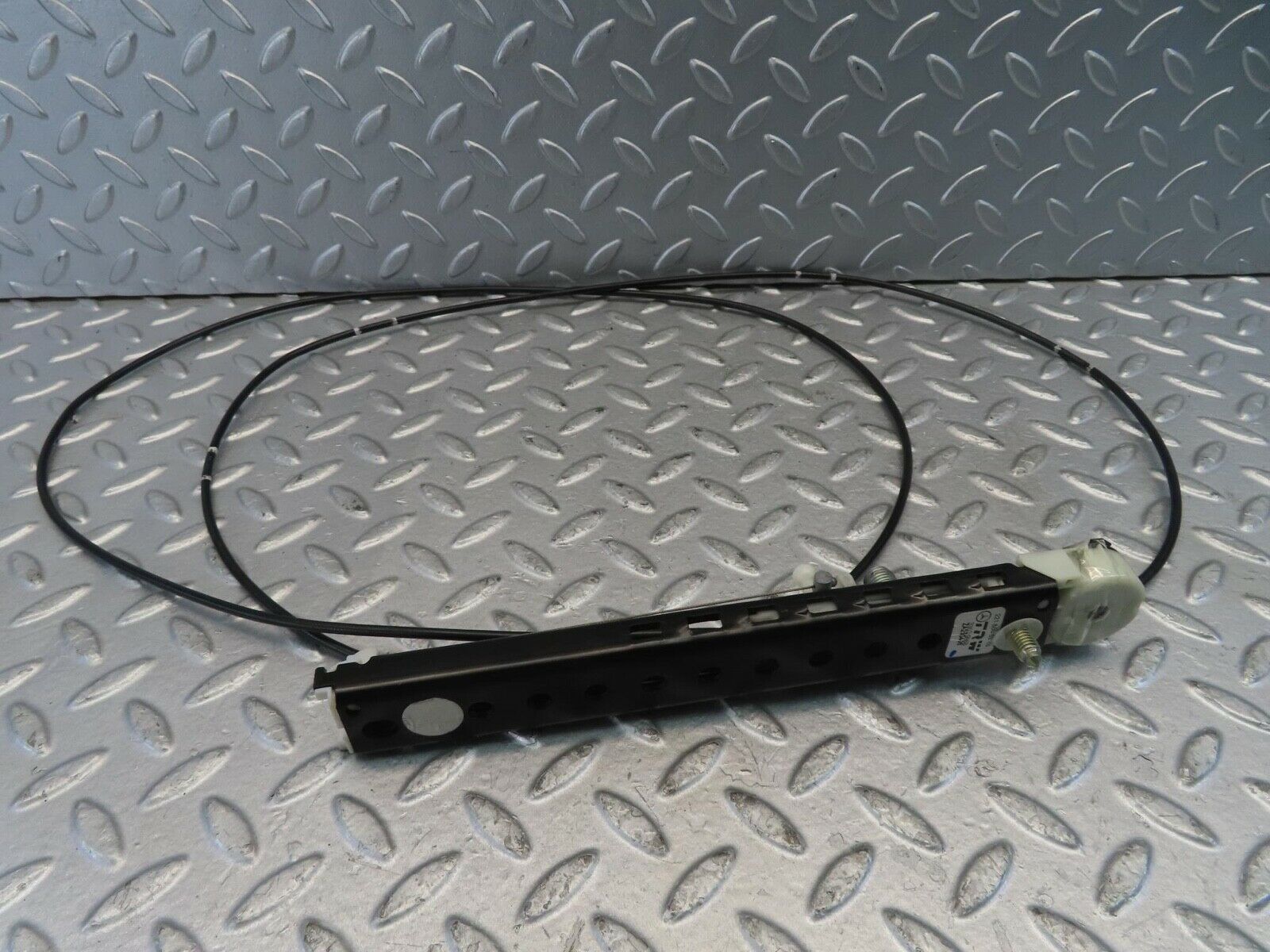 11222 Mercedes-Benz W221 S320 Front Right Seat Belt Adjuster Cable 2218600288