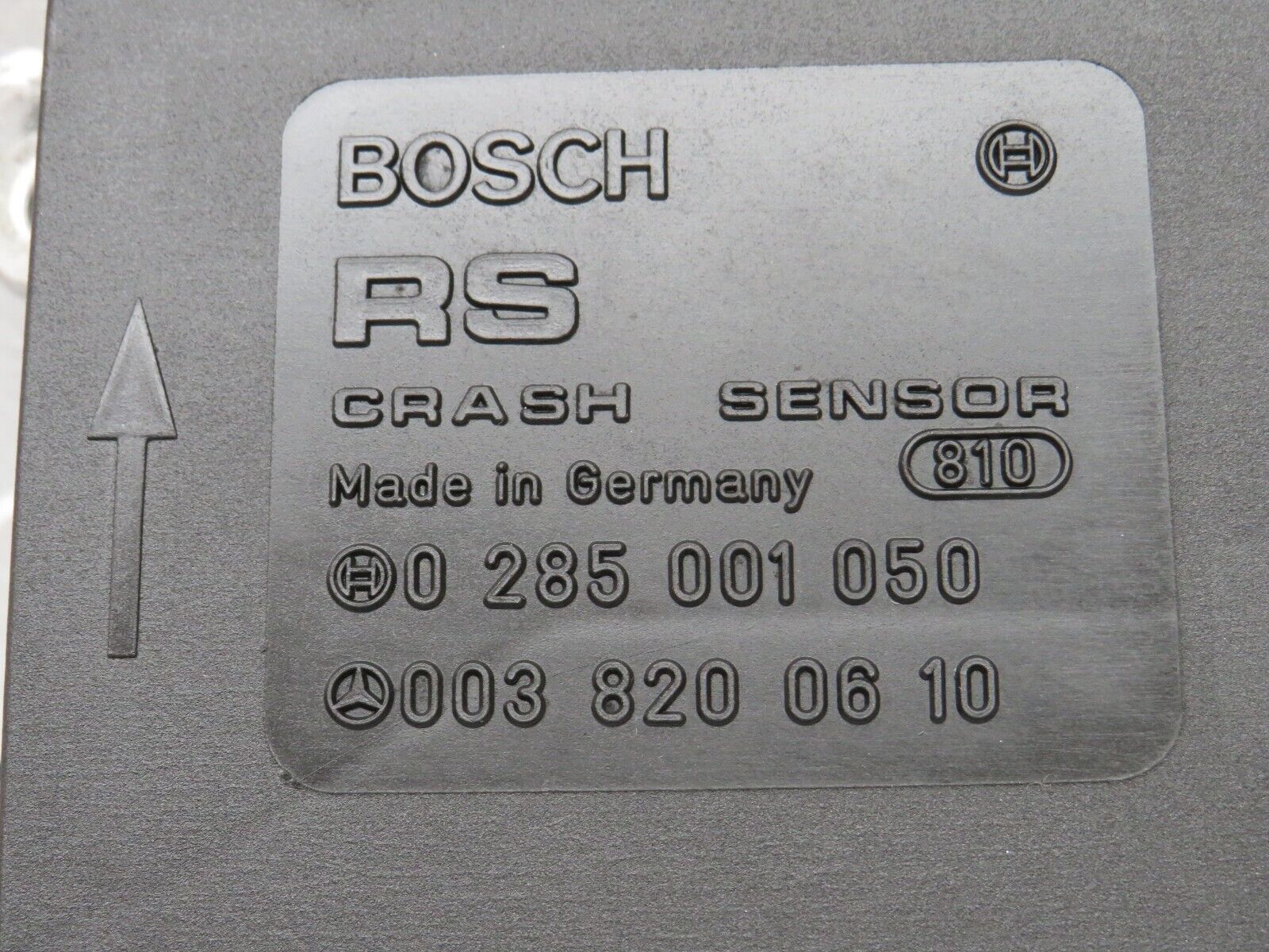 33717 Mercedes-Benz W201 190E 2.0L Crash Sensor 0038200610 0285001050