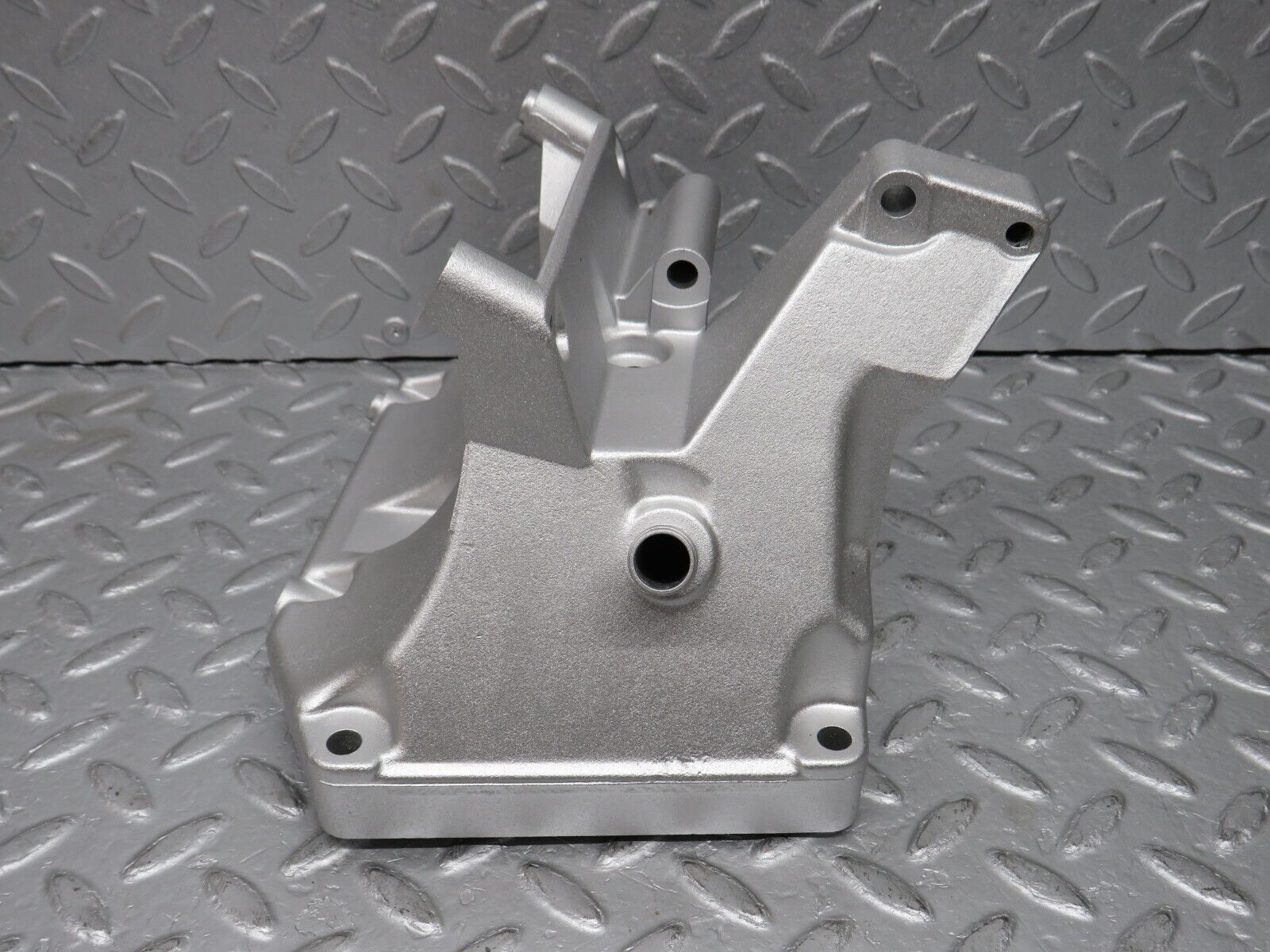 38135 Mercedes-Benz A124 320E Cabriolet Power Steering Pump Bracket 1031310935