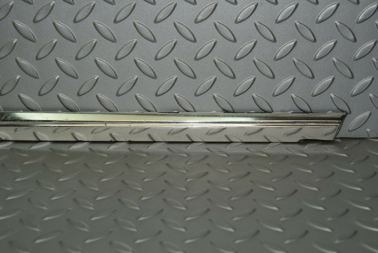 3126 Mercedes-Benz W115 220D Front Left Door Chrome Moulding Trim