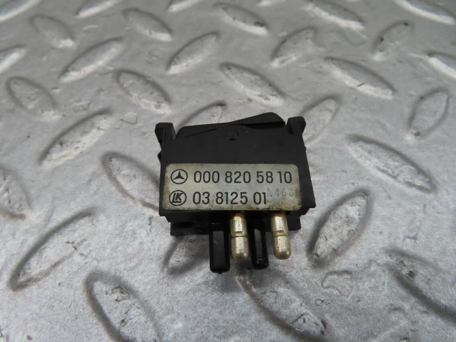 14335 Mercedes-Benz W116 350SE Interior Dome Light Switch 0008205810