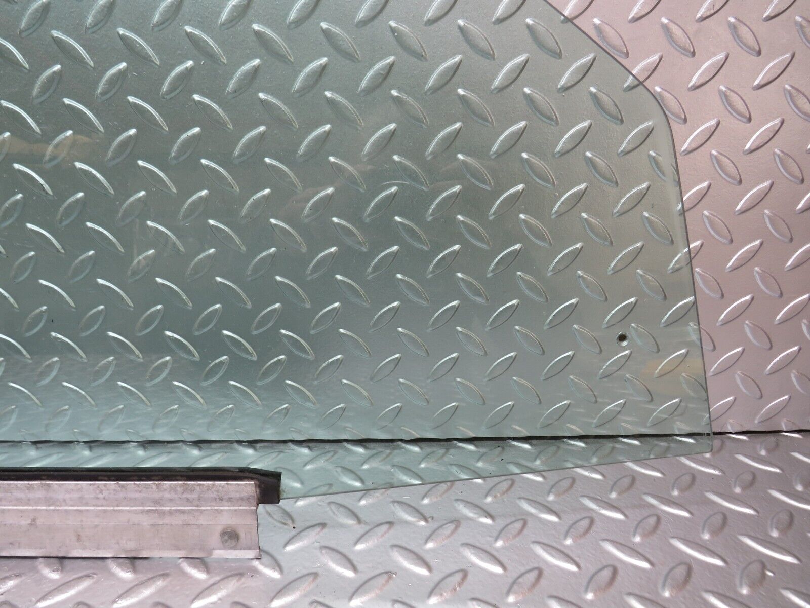 25147 Mercedes-Benz W201 190D Front Right Door Window Glass