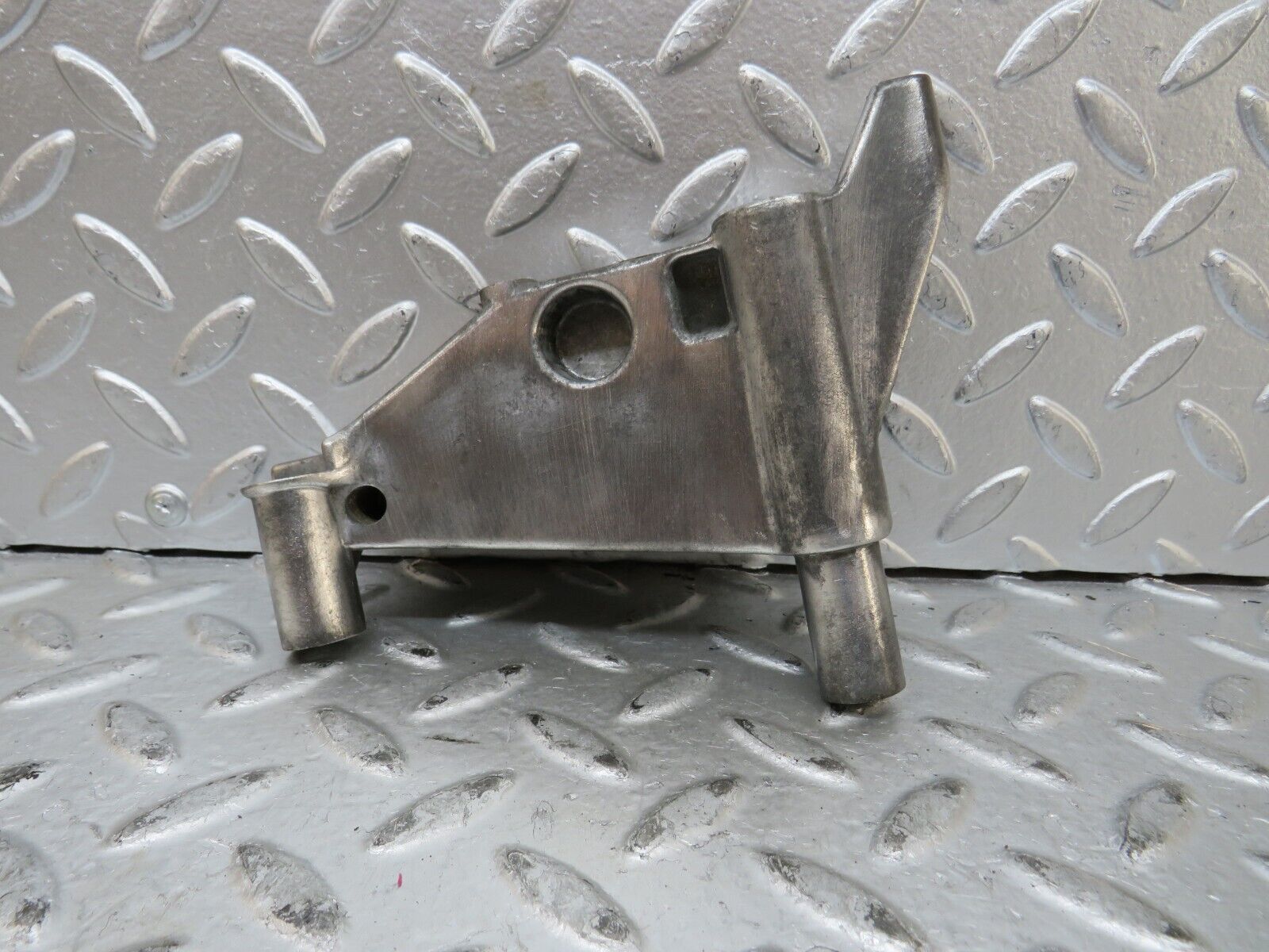 27768 Mercedes-Benz S124 300TE Wagon Power Steering Pump Bracket 6062360330