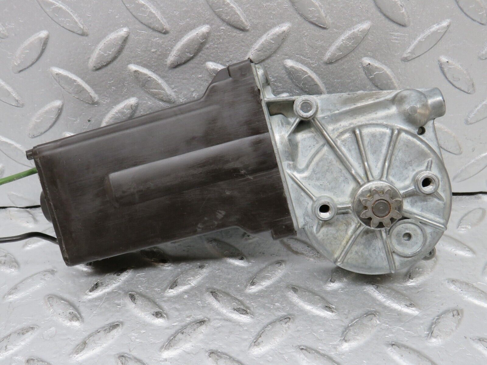 37417 Mercedes-Benz W109 300SEL Front Right Window Regulator Motor Bosch 0132001102